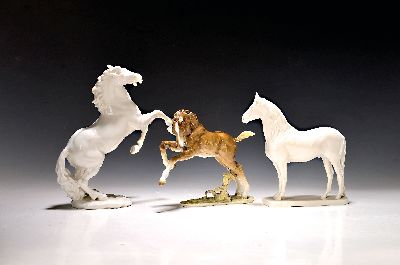 Image 3 Porzellanfiguren von Pferden, 1x Nymphenburg, stehendes Pferd, weiß, H. ca. 21 cm; 1x ...
