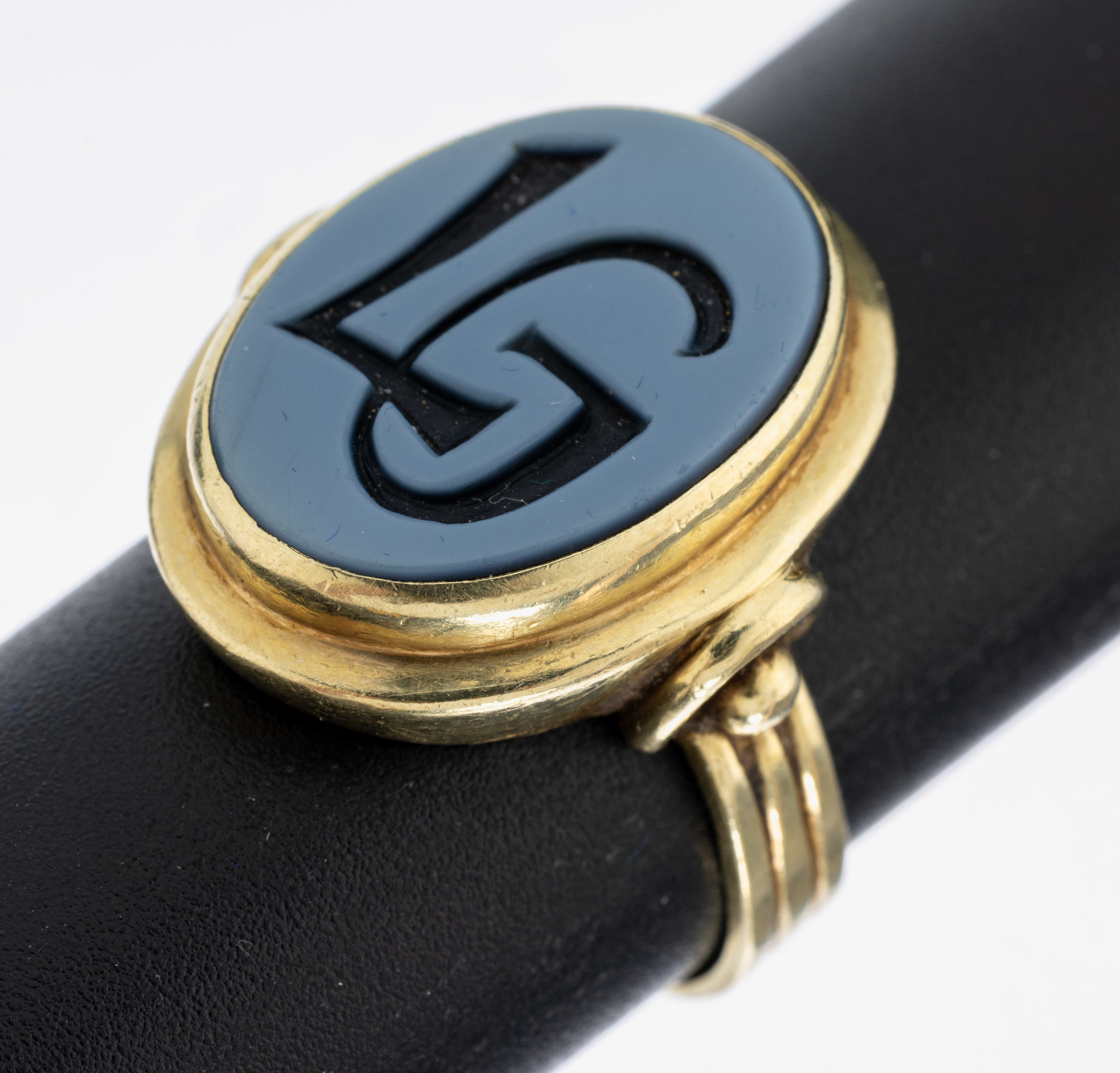 14 kt Gold Lagenstein-Siegelring, GG 585/000, blauer Lagenstein mit Monogramm LG, geriefte Ringschiene mit 2 Granulaten, RW 56, ca. 7.7 g