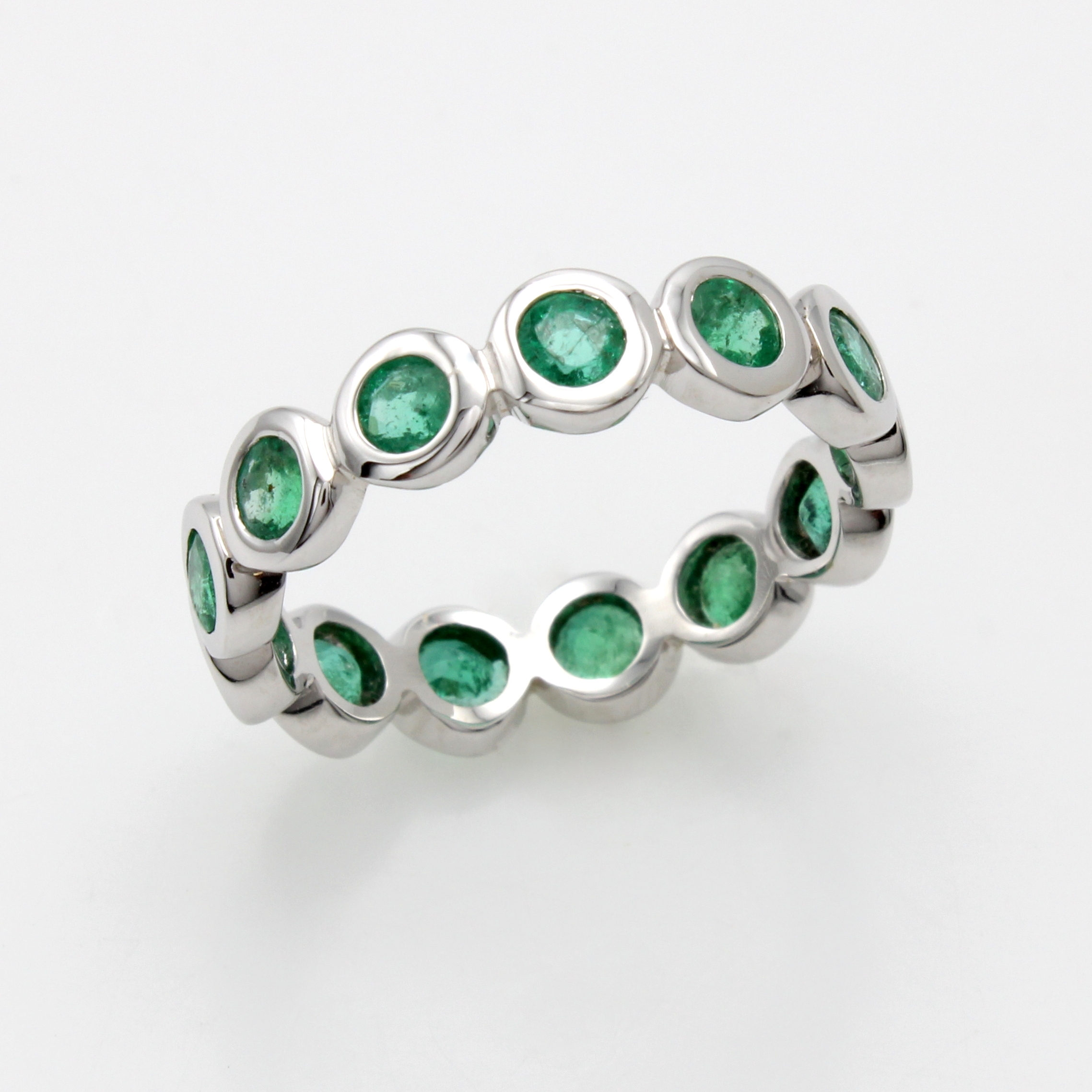 Image 27035422 - Memoryring mit Smaragden, WG 750/000, fac. Smaragde in Zargenfassungen zus. ca. 1.50 ct, ...