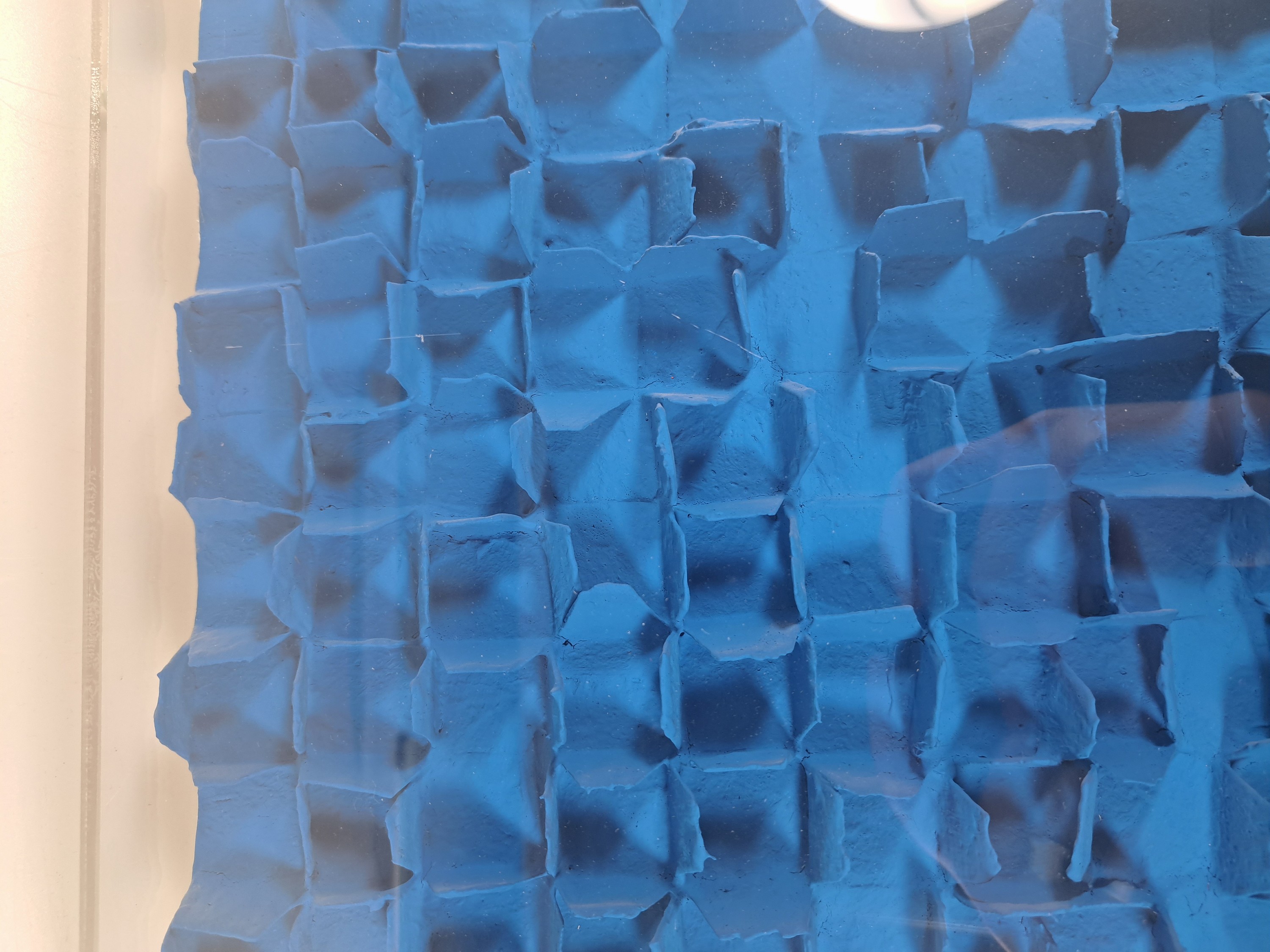 Detail c: Tchun-Mo Nam, geb. 1961 Yungyang/Südkorea, "Beam 2012", 2012, Mischtechnik aus blaugefärbtem Papier mache auf Leinwand, versosigniert und ...