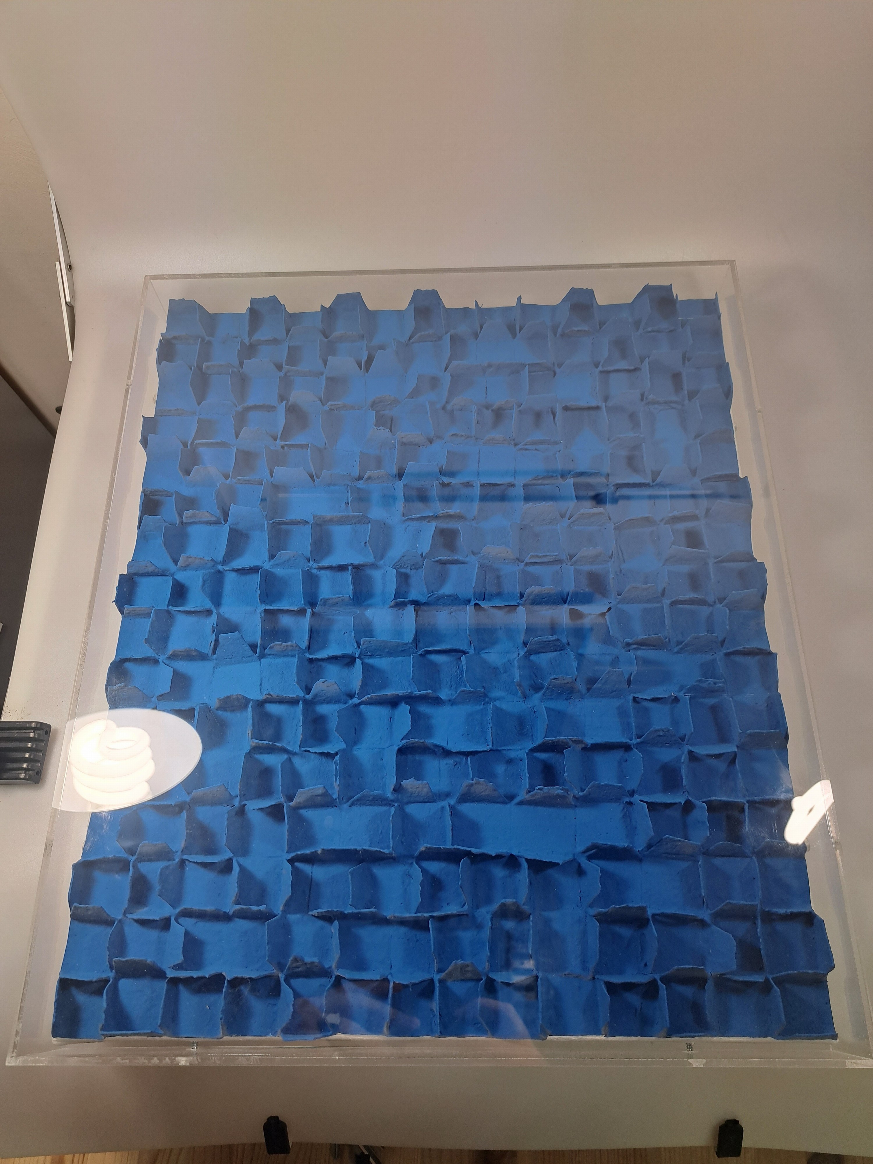 Detail e: Tchun-Mo Nam, geb. 1961 Yungyang/Südkorea, "Beam 2012", 2012, Mischtechnik aus blaugefärbtem Papier mache auf Leinwand, versosigniert und ...