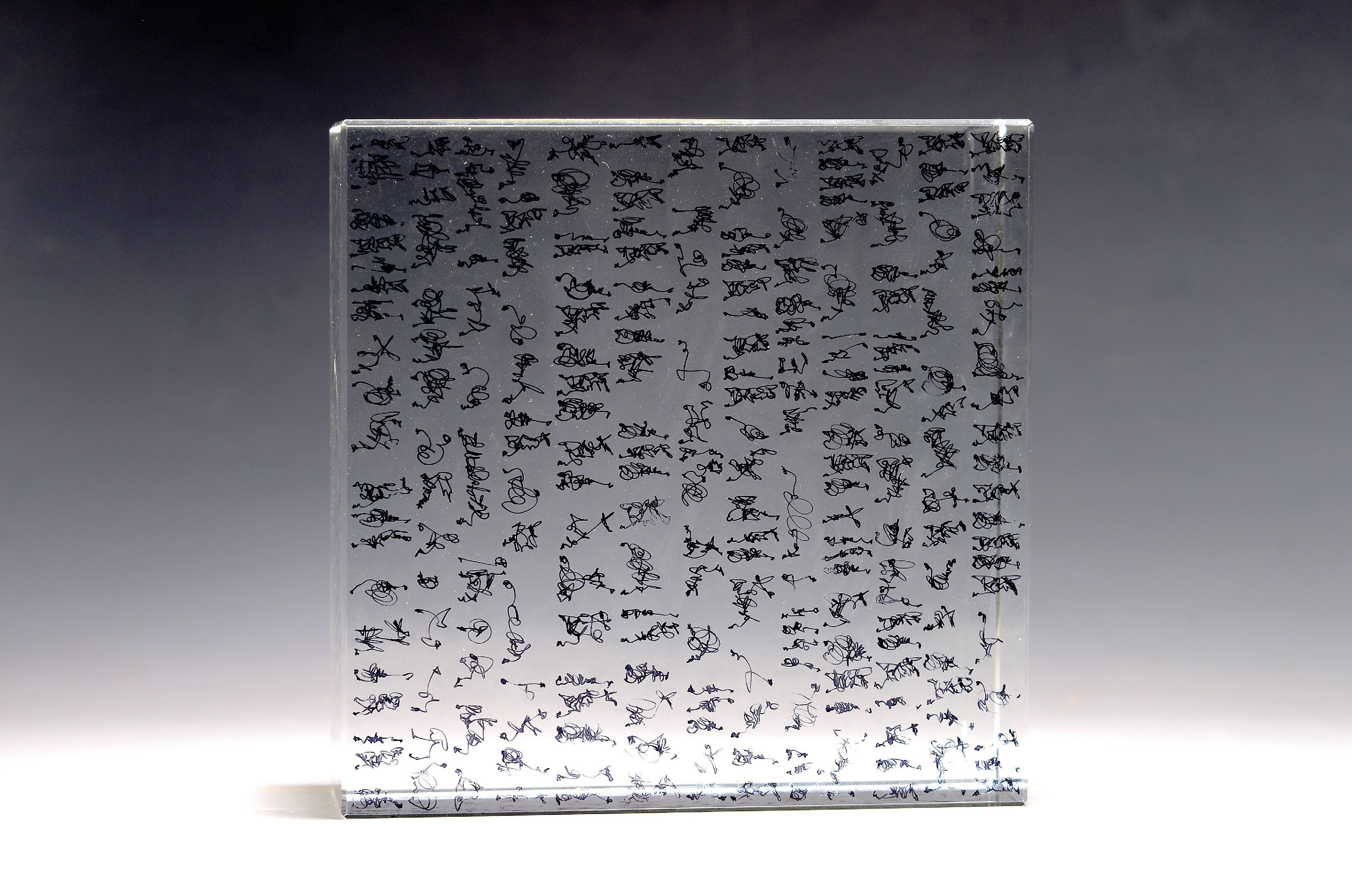 Detail k: Axel Malik, geb. 1953 Jugenheim, Glaskörper,, 2013, verspiegelter Boden, zweiseitig bemalt mit z.T. figürlichen Zeichen, seitlichsigniert und ...