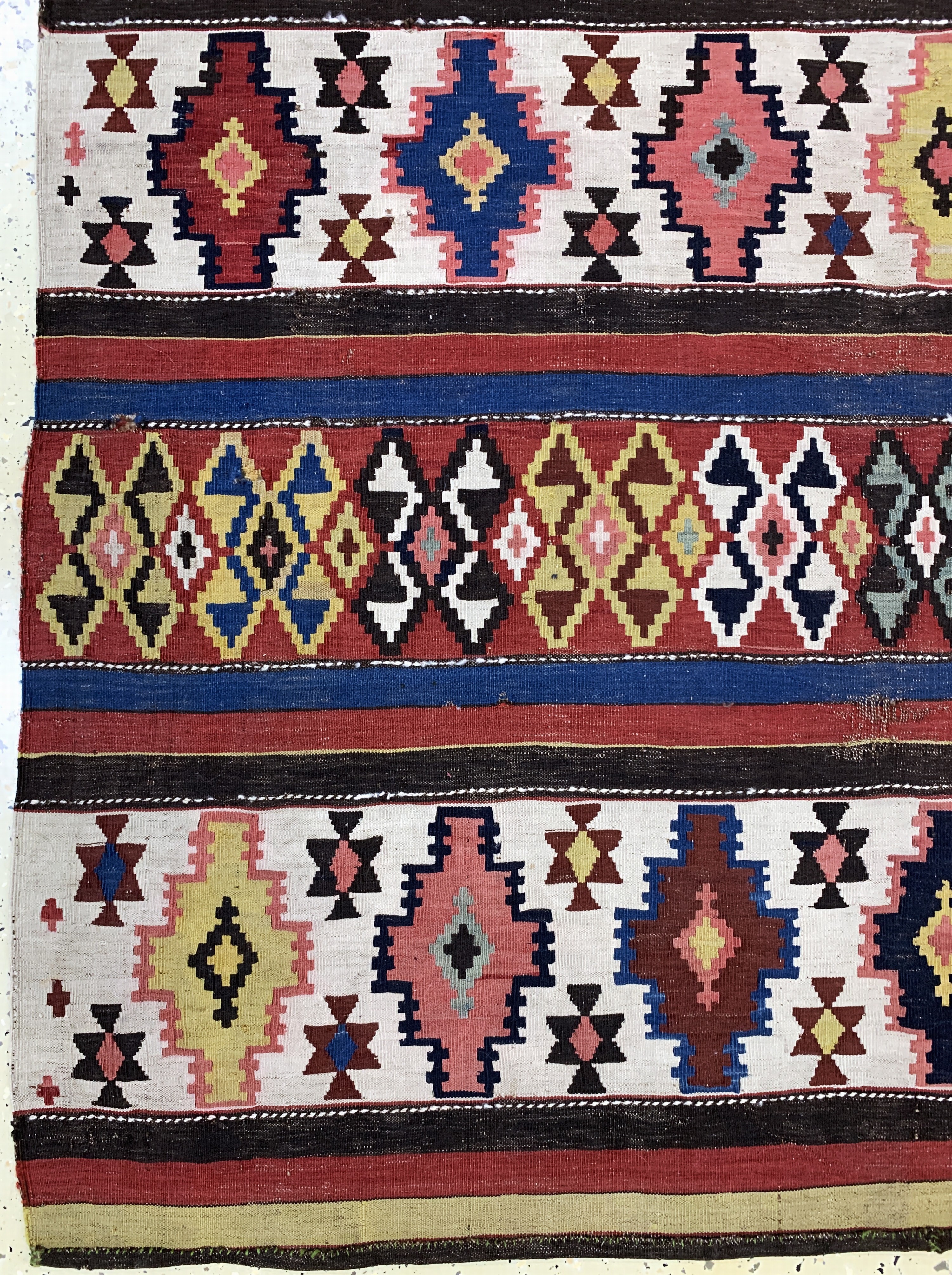 Detail b: Antiker Schirwan Kelim, Kaukasus, 19.Jhd, Wolle auf Wolle, ca. 306 x 152 cm, EHZ: 3 (geflickt)