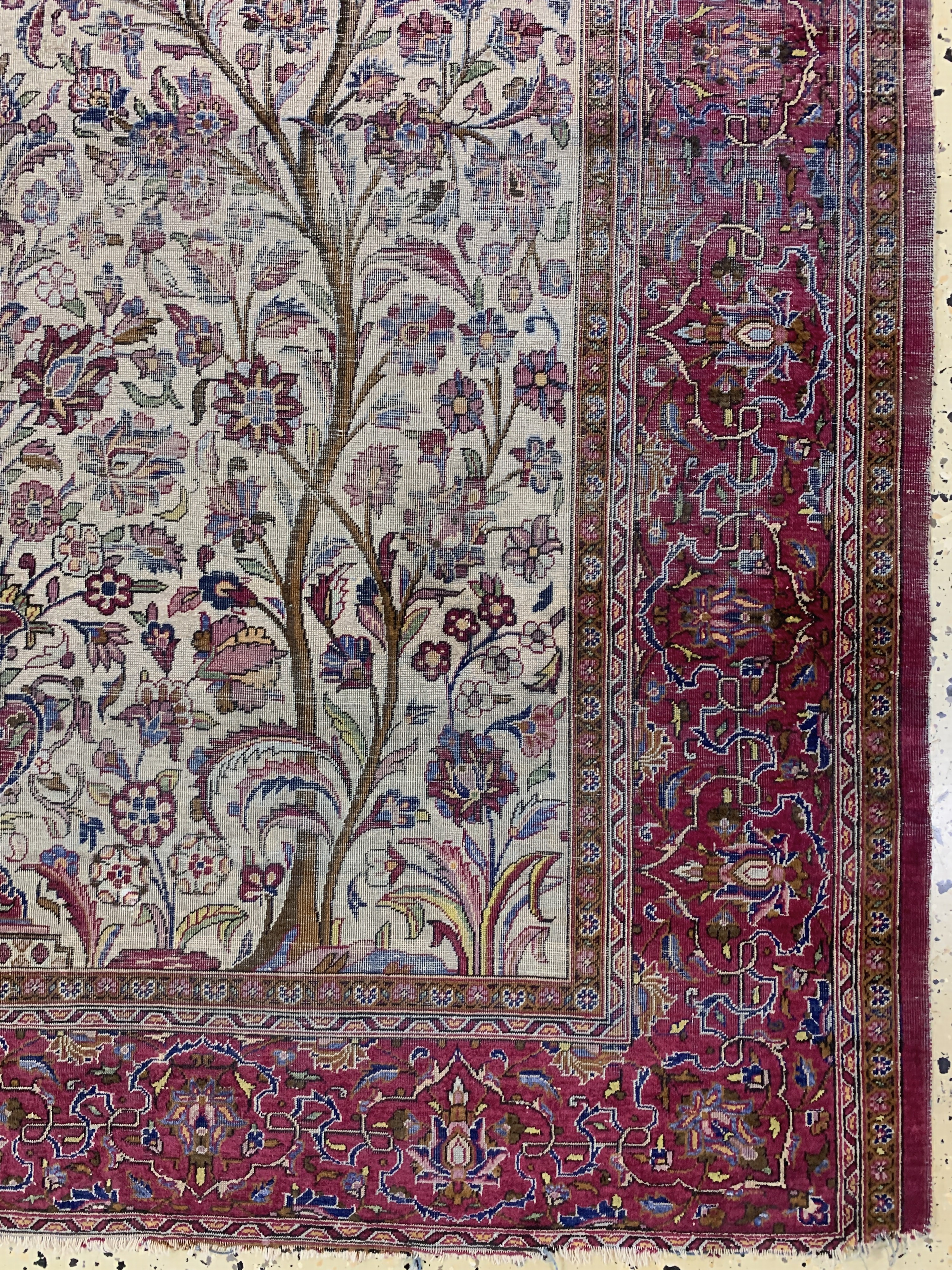 Detail b: Antiker Seiden Keschan, Persien, 19.Jhd, reine Naturseide, ca. 196 x 133 cm, EHZ: 4, (Risse-Morsch)