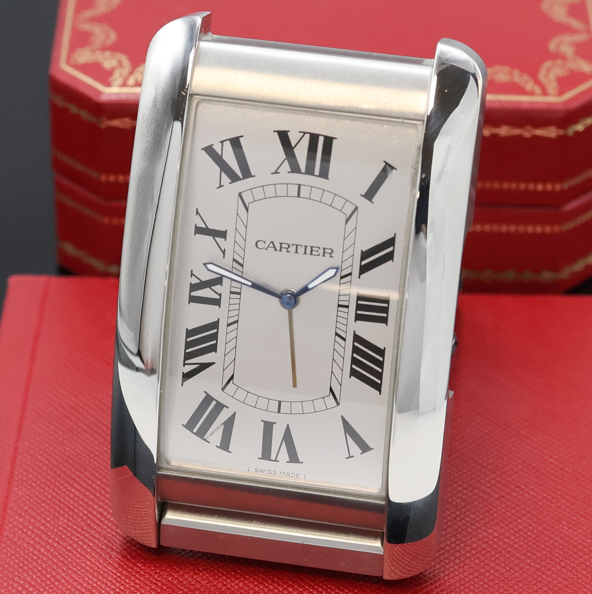 Detail a: CARTIER Tank Americaine Reiseuhr, Schweiz um 2000, quarz, rechteck., aufklappbares Geh., seitl. Schmuckstein-bes. Krone sowie Funktionsdrücker f. ...