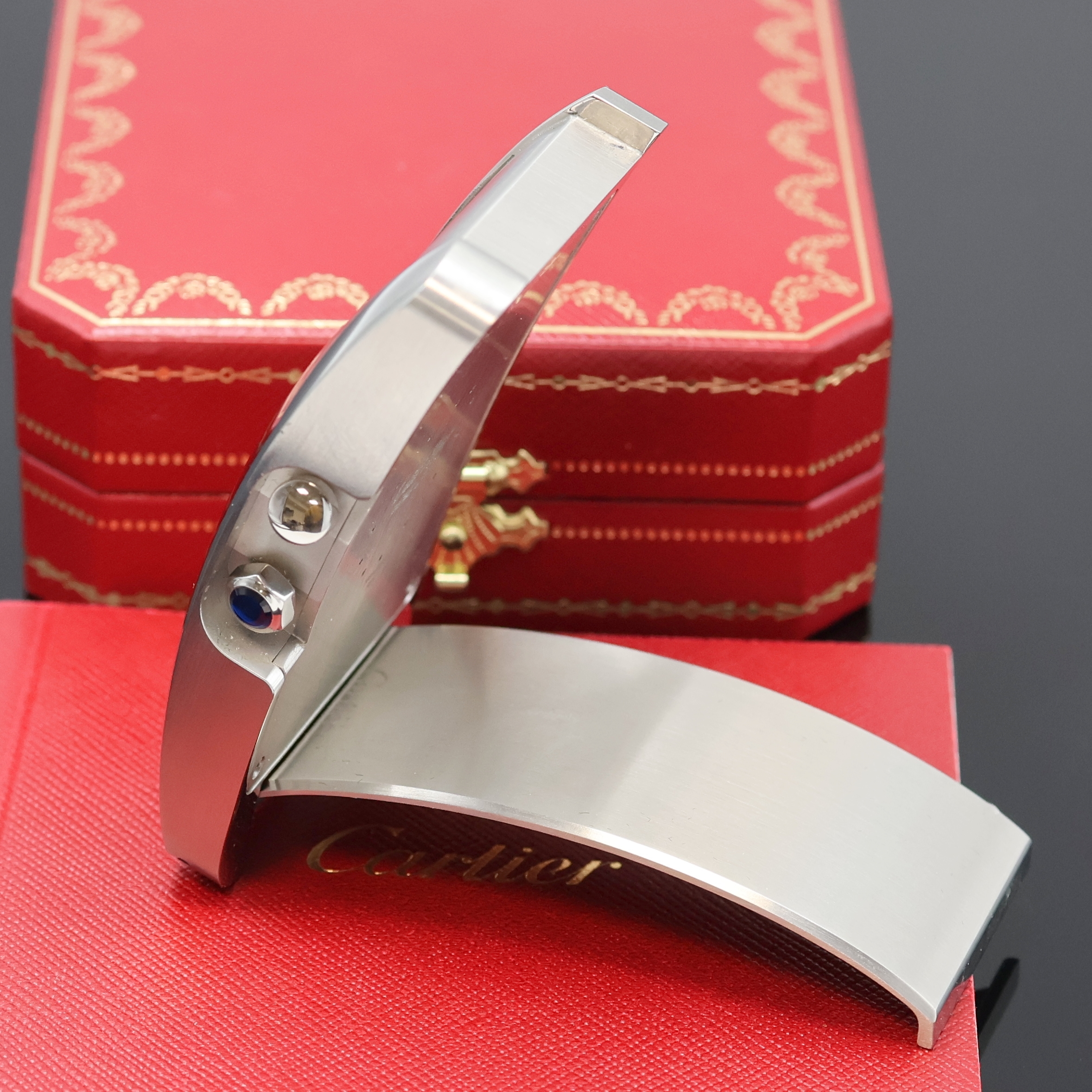 Detail b: CARTIER Tank Americaine Reiseuhr, Schweiz um 2000, quarz, rechteck., aufklappbares Geh., seitl. Schmuckstein-bes. Krone sowie Funktionsdrücker f. ...
