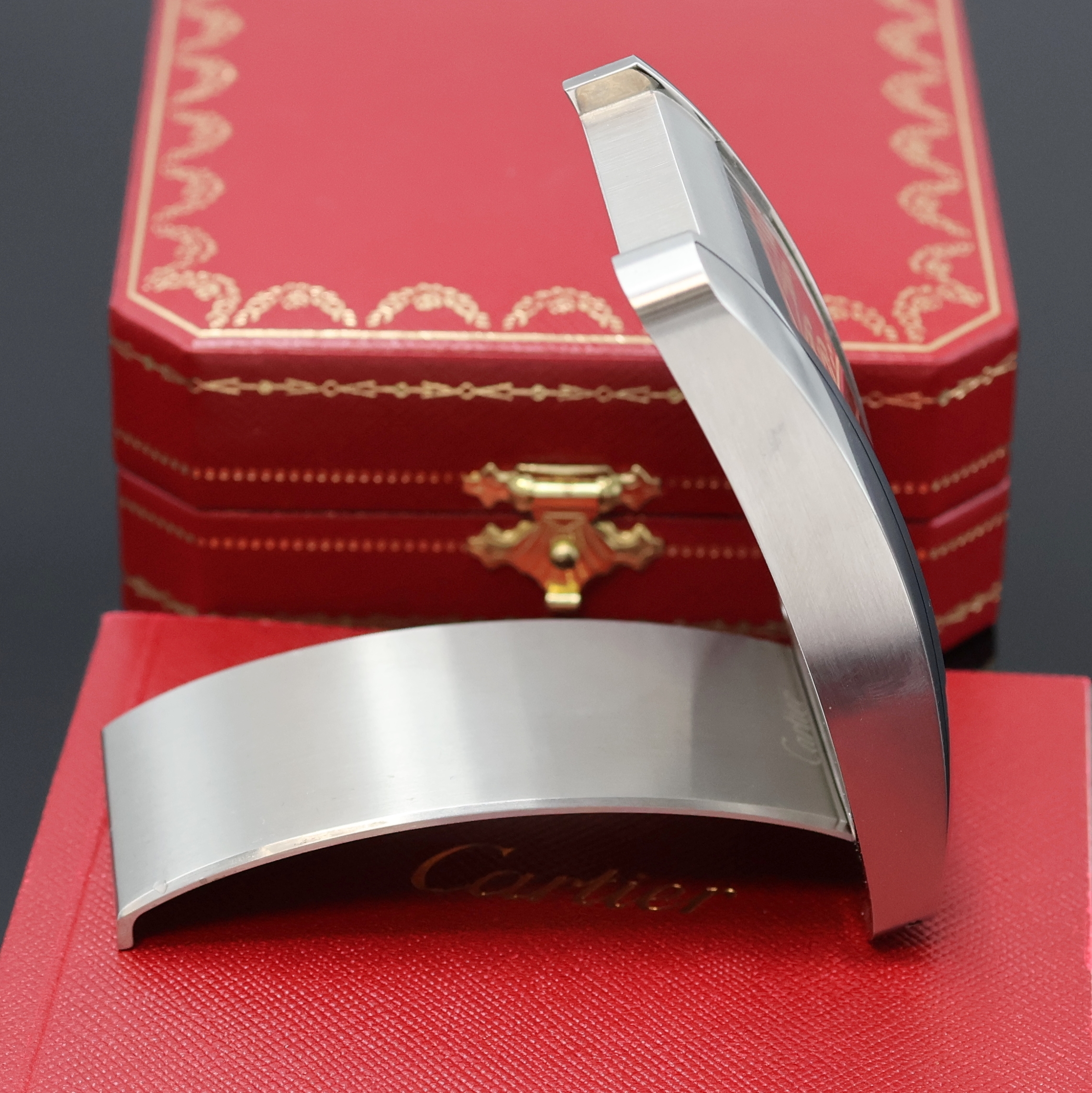 Detail d: CARTIER Tank Americaine Reiseuhr, Schweiz um 2000, quarz, rechteck., aufklappbares Geh., seitl. Schmuckstein-bes. Krone sowie Funktionsdrücker f. ...