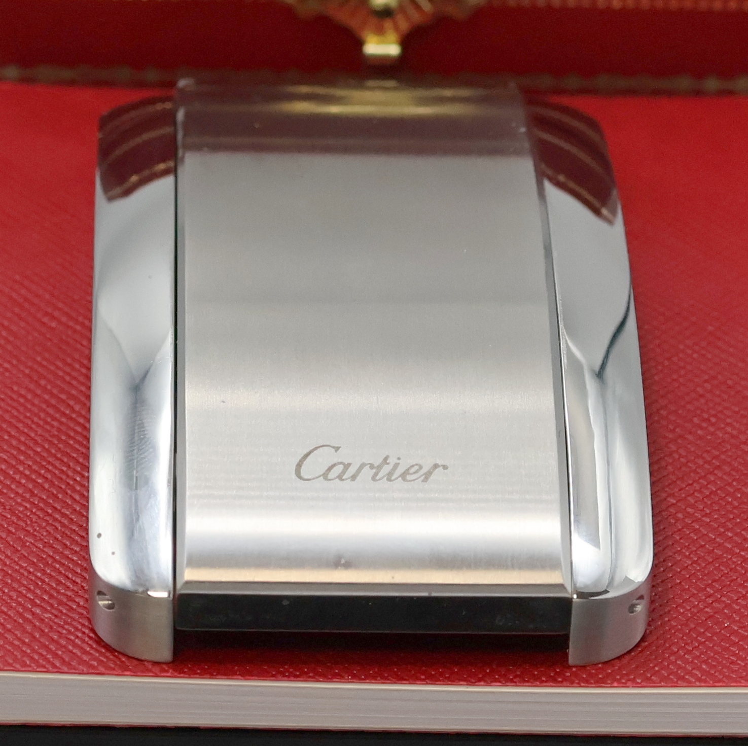 Detail e: CARTIER Tank Americaine Reiseuhr, Schweiz um 2000, quarz, rechteck., aufklappbares Geh., seitl. Schmuckstein-bes. Krone sowie Funktionsdrücker f. ...