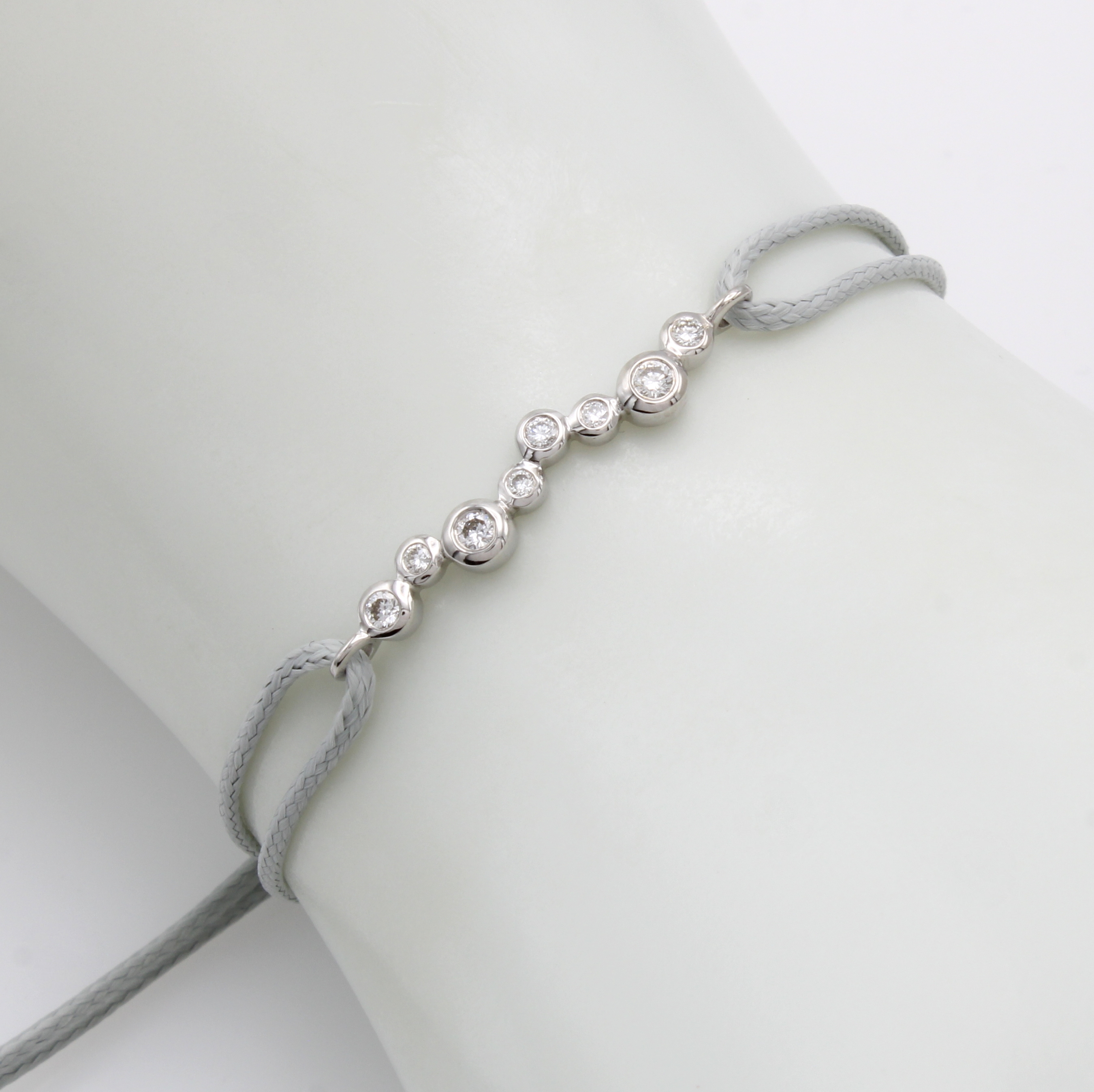 Image 27035475 - Stoffarmband mit Brillanten, WG 750/000, hellgrauer Stoff, Mittelteil bes. m. 8 Brill. ...