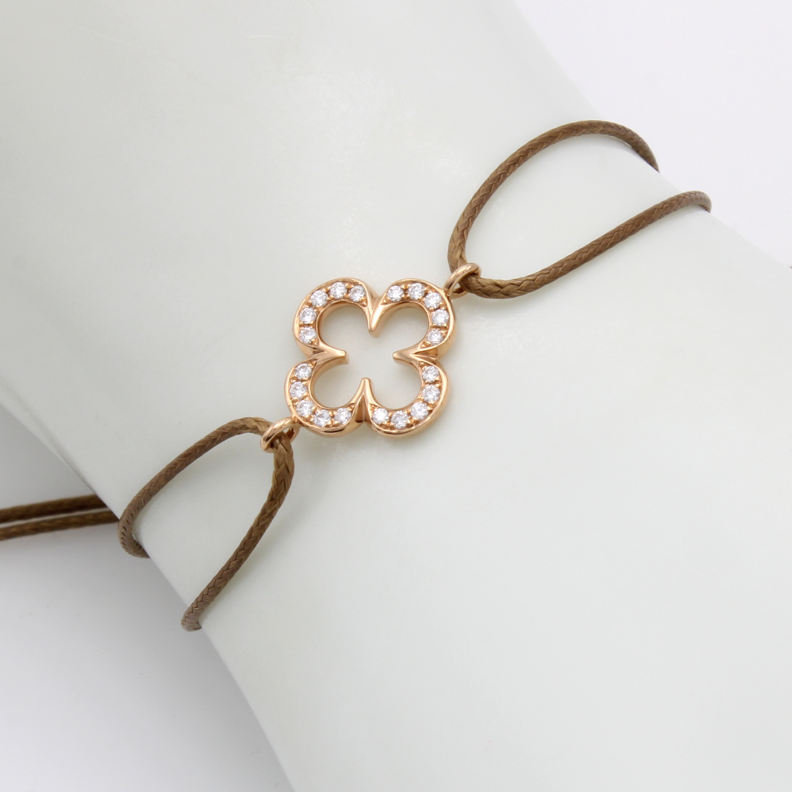 Image 27035476 - Stoffarmband ´Kleeblatt´ mit Brillanten, RG 750/000, hellbrauner Stoff, Mittelteil bes. ...