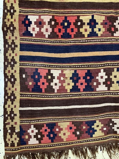 27035457b - Bachtiar Kelim, Persien, um 1900, Wolle aufWolle, ca. 320 x 160 cm, leicht verfärbt, ...