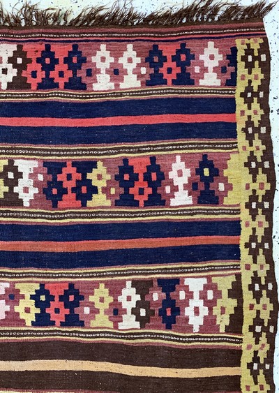 27035457f - Bachtiar Kelim, Persien, um 1900, Wolle aufWolle, ca. 320 x 160 cm, leicht verfärbt, ...