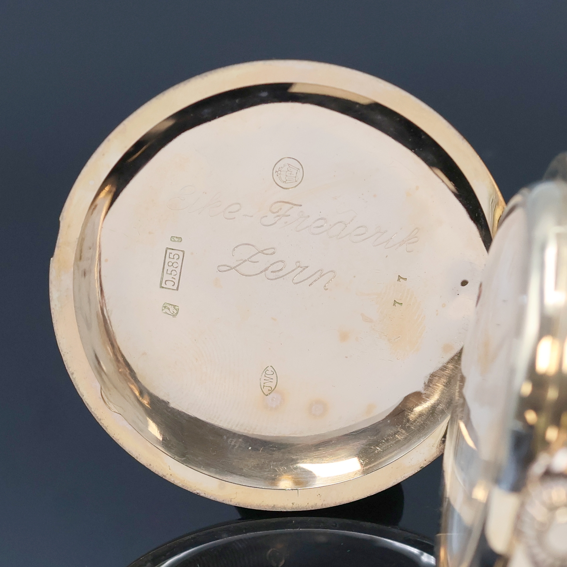 Detail a: IWC Herrensavonette in RG 585/000, Schweiz um 1895, guill. 3-Deckel-Goldgeh. dell./ berieb., 2-tlg. Emailzifferbl., arab. Zahlen, rote Minuterie, kl. ...