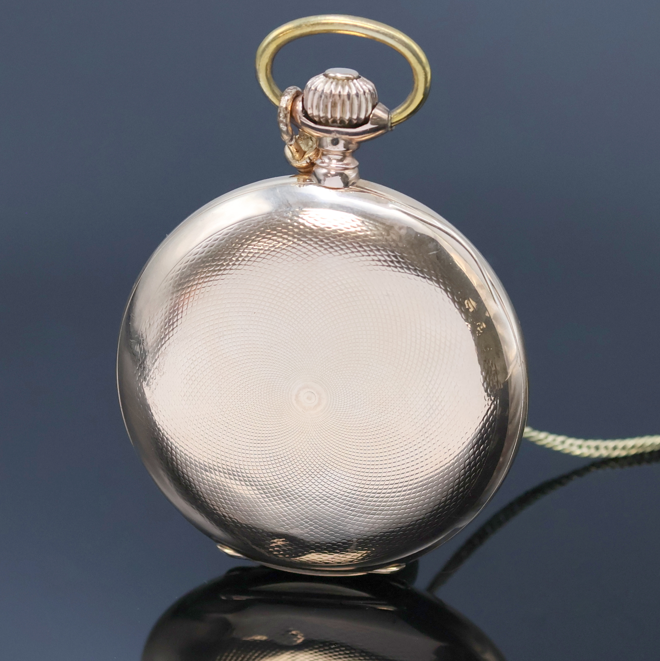 Detail c: IWC Herrensavonette in RG 585/000, Schweiz um 1895, guill. 3-Deckel-Goldgeh. dell./ berieb., 2-tlg. Emailzifferbl., arab. Zahlen, rote Minuterie, kl. ...