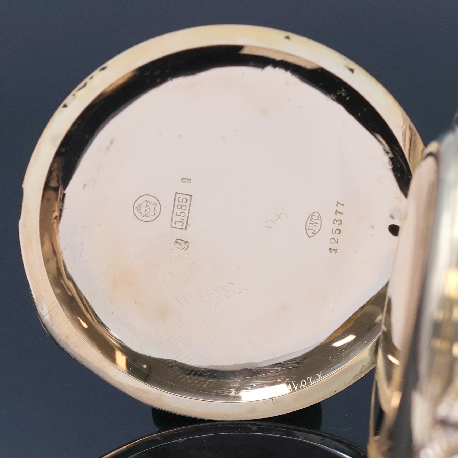 Detail d: IWC Herrensavonette in RG 585/000, Schweiz um 1895, guill. 3-Deckel-Goldgeh. dell./ berieb., 2-tlg. Emailzifferbl., arab. Zahlen, rote Minuterie, kl. ...