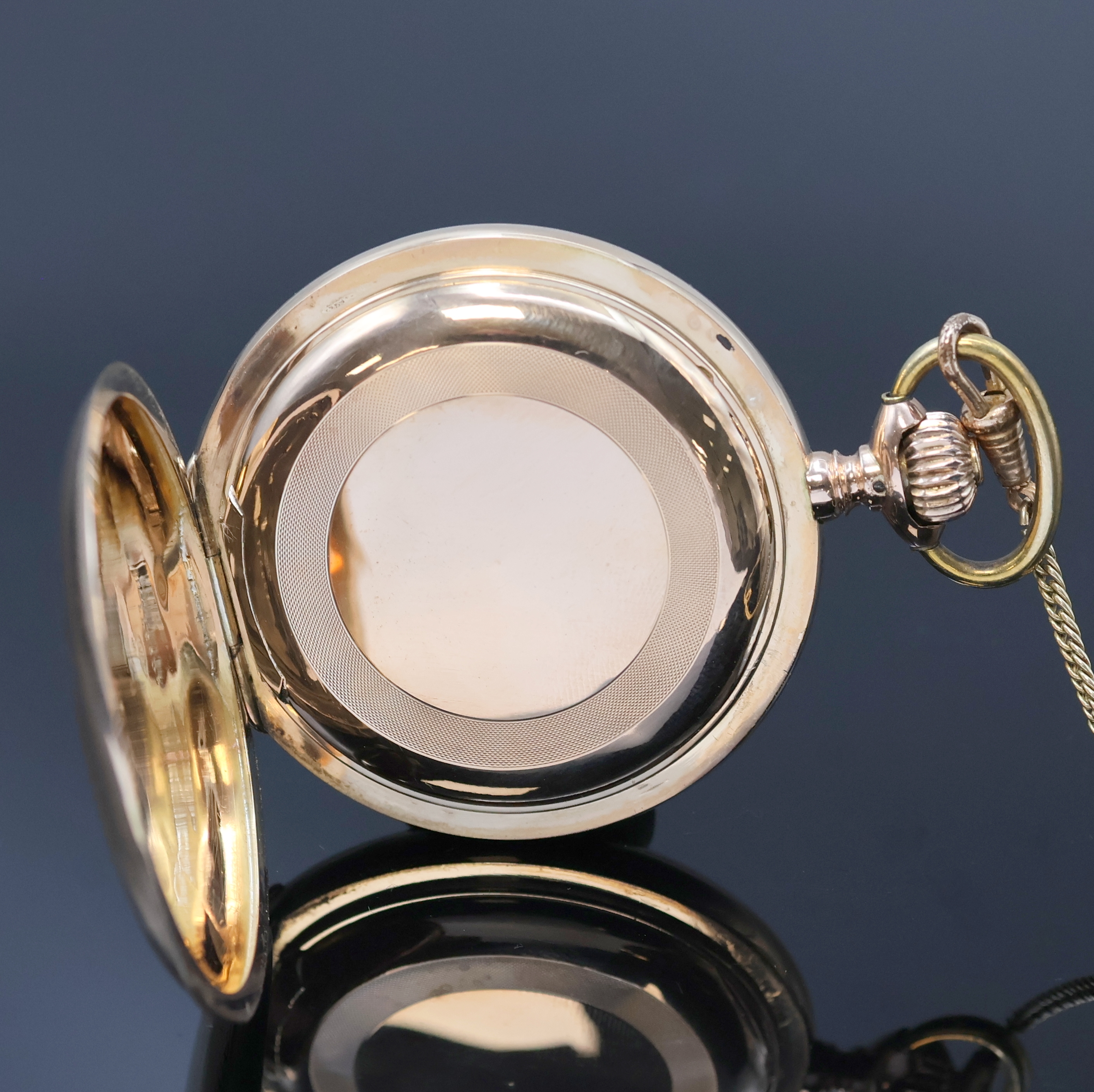 Detail e: IWC Herrensavonette in RG 585/000, Schweiz um 1895, guill. 3-Deckel-Goldgeh. dell./ berieb., 2-tlg. Emailzifferbl., arab. Zahlen, rote Minuterie, kl. ...