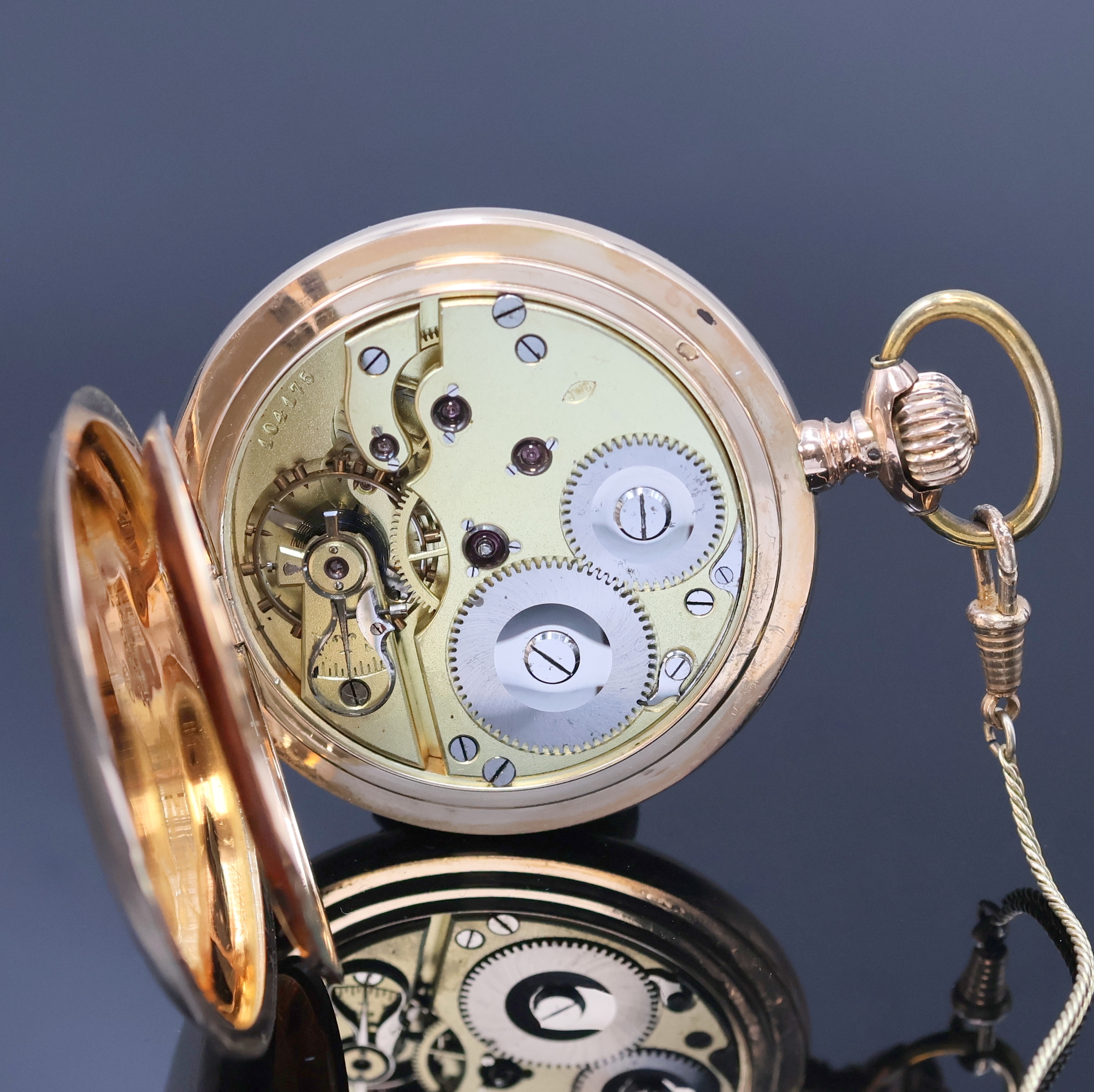 Detail g: IWC Herrensavonette in RG 585/000, Schweiz um 1895, guill. 3-Deckel-Goldgeh. dell./ berieb., 2-tlg. Emailzifferbl., arab. Zahlen, rote Minuterie, kl. ...
