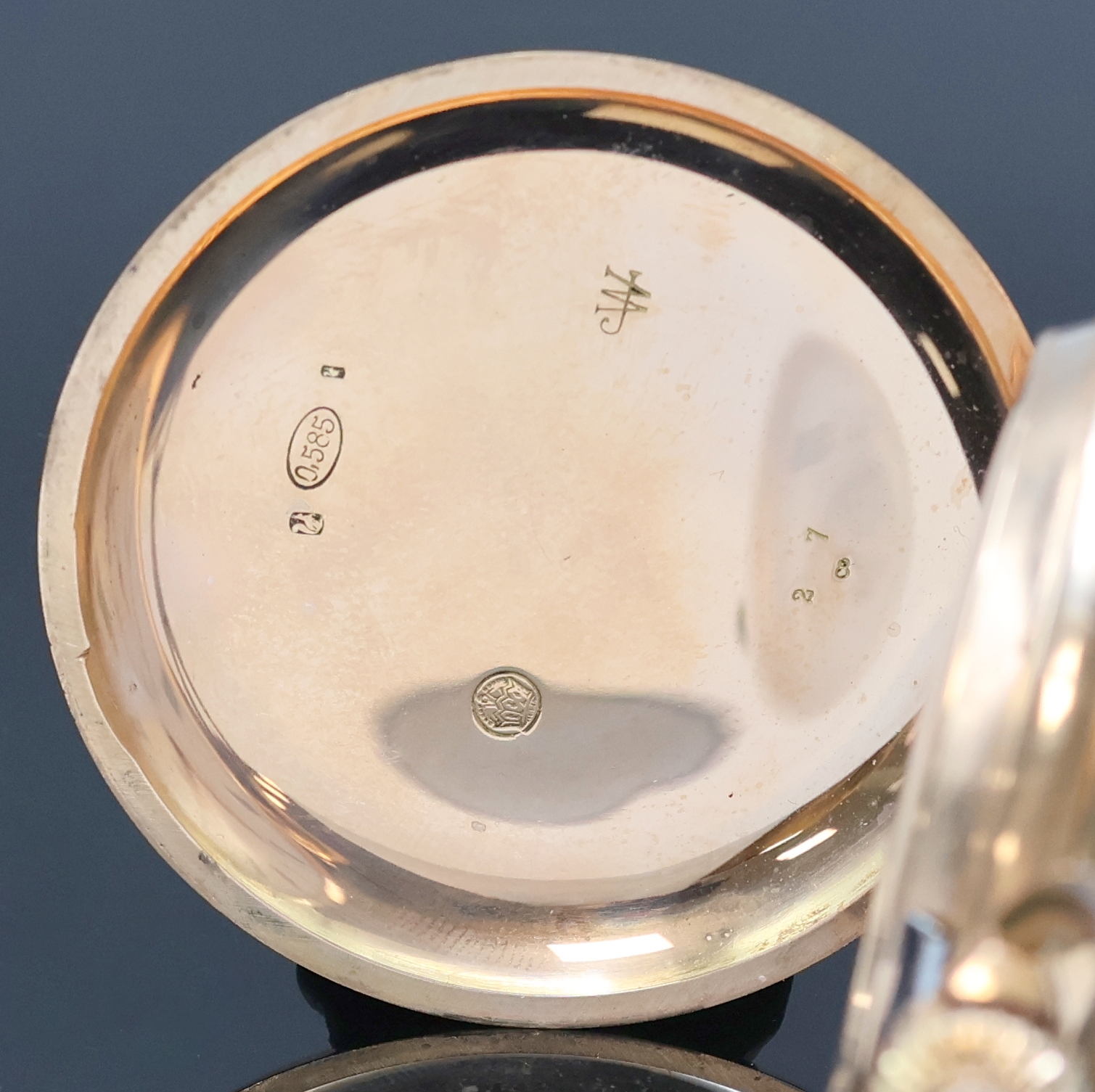 Detail a: SYSTEME GLASHÜTTE schwere Herrensavonette in RG 585/000 an Kette in GG 585/000, Schweiz um 1900, guill. 3-Deckel Goldgeh. in guter Erhaltung, ...