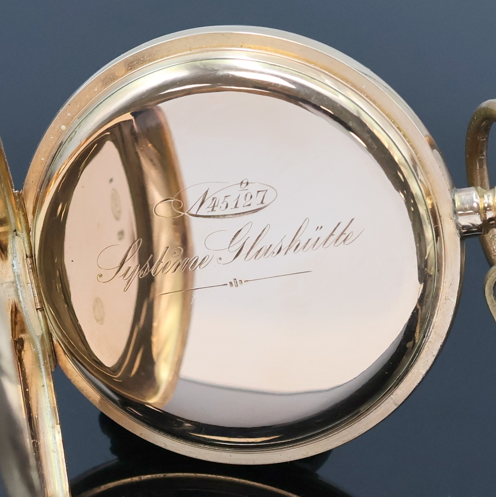 Detail e: SYSTEME GLASHÜTTE schwere Herrensavonette in RG 585/000 an Kette in GG 585/000, Schweiz um 1900, guill. 3-Deckel Goldgeh. in guter Erhaltung, ...