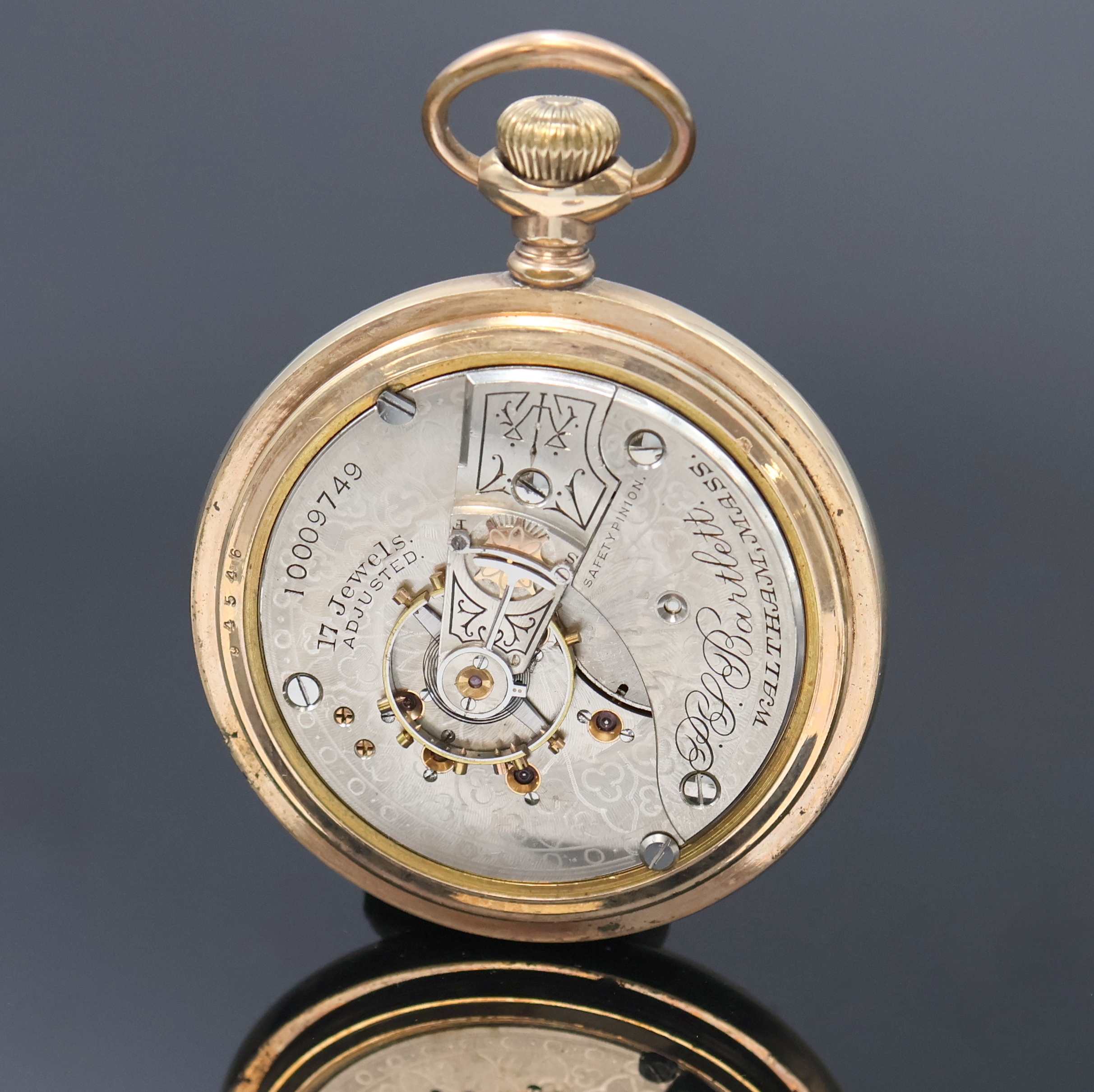 Detail b: WALTHAM vergoldete Taschenuhr, USA um 1900, beids. verschr. Geh., rücks. Hirsch-Gravur, 2 -tlg. Emailzifferbl., röm. Zahlen, rote arab. Minuterie, ...