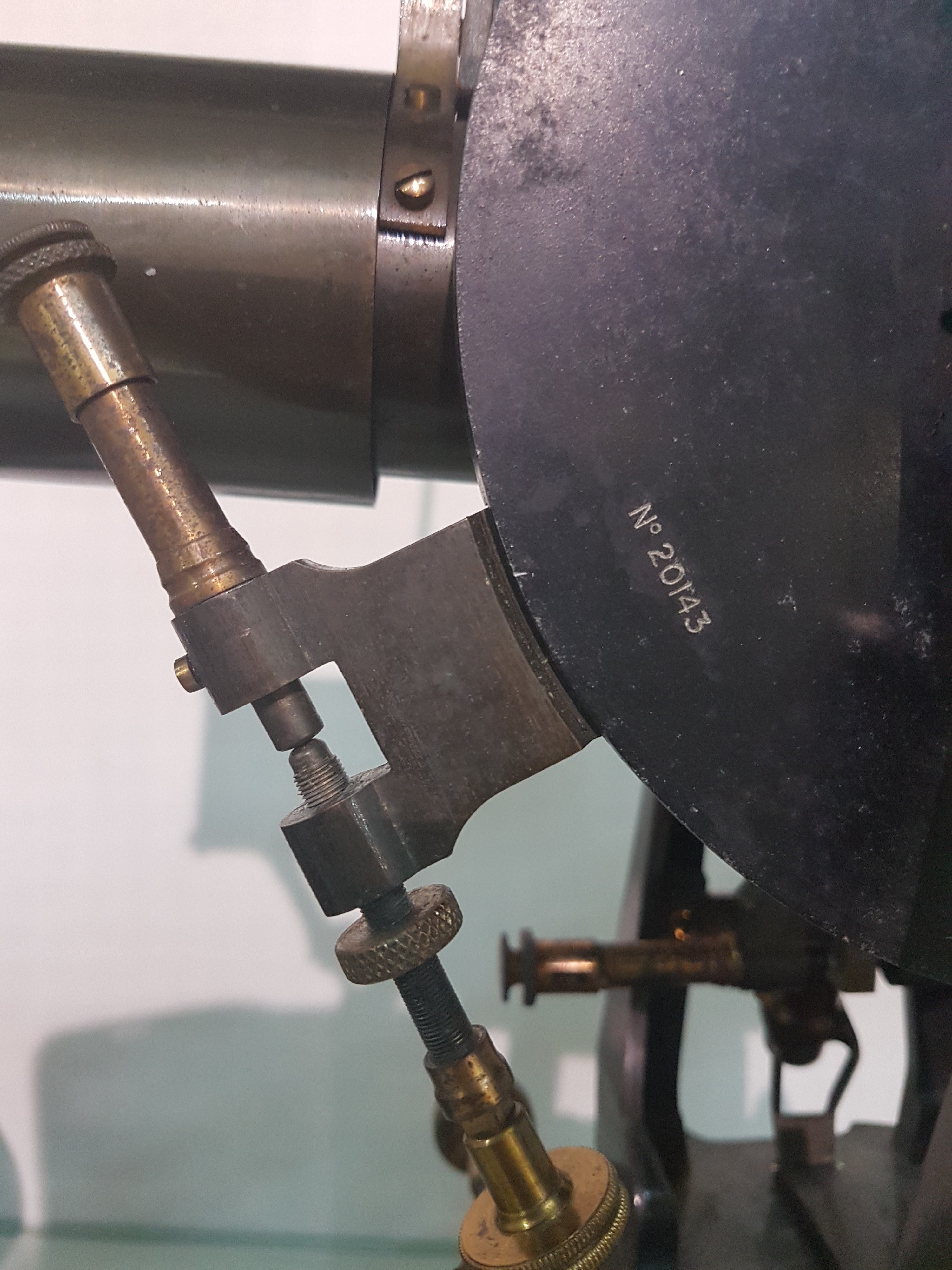 Detail e: Theodolith, Troughton & Simms Ltd, London, Nr. 20143, um 1900, Messing, brüniert, altersbedingte Gebr.spuren, orig. Kasten, ca. 50 cm