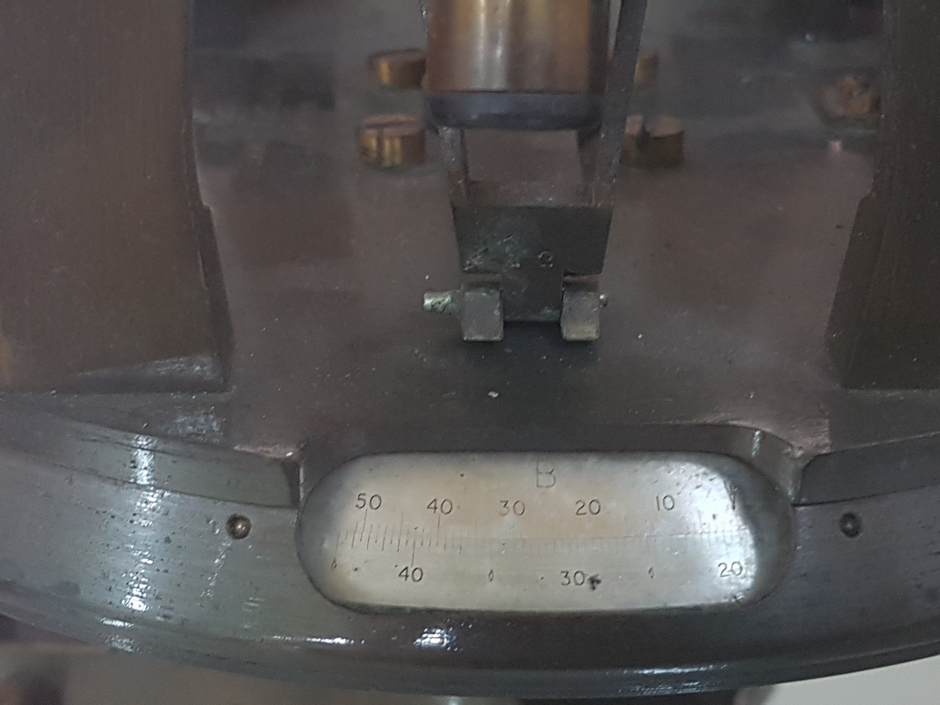 Detail f: Theodolith, Troughton & Simms Ltd, London, Nr. 20143, um 1900, Messing, brüniert, altersbedingte Gebr.spuren, orig. Kasten, ca. 50 cm