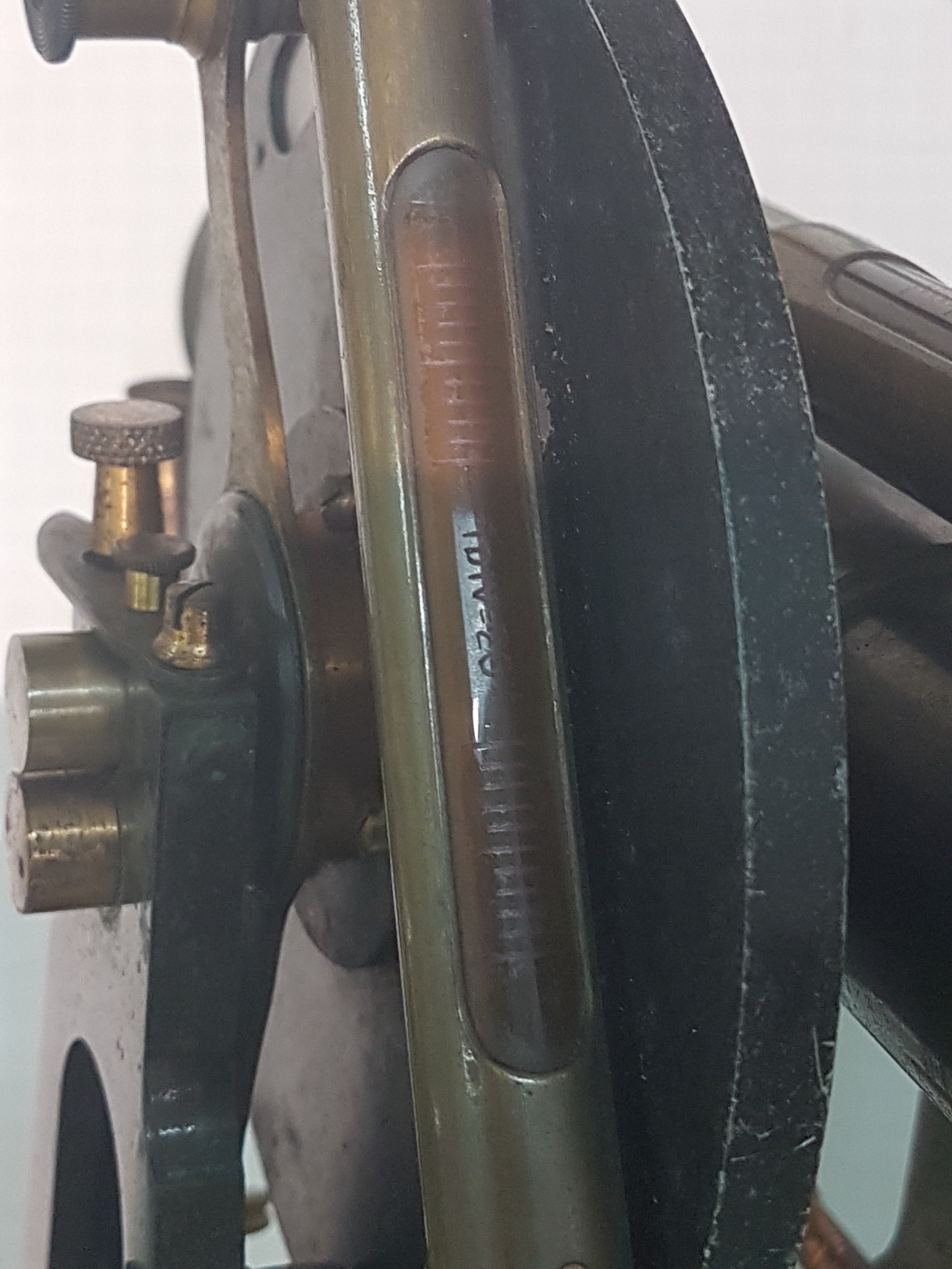 Detail h: Theodolith, Troughton & Simms Ltd, London, Nr. 20143, um 1900, Messing, brüniert, altersbedingte Gebr.spuren, orig. Kasten, ca. 50 cm