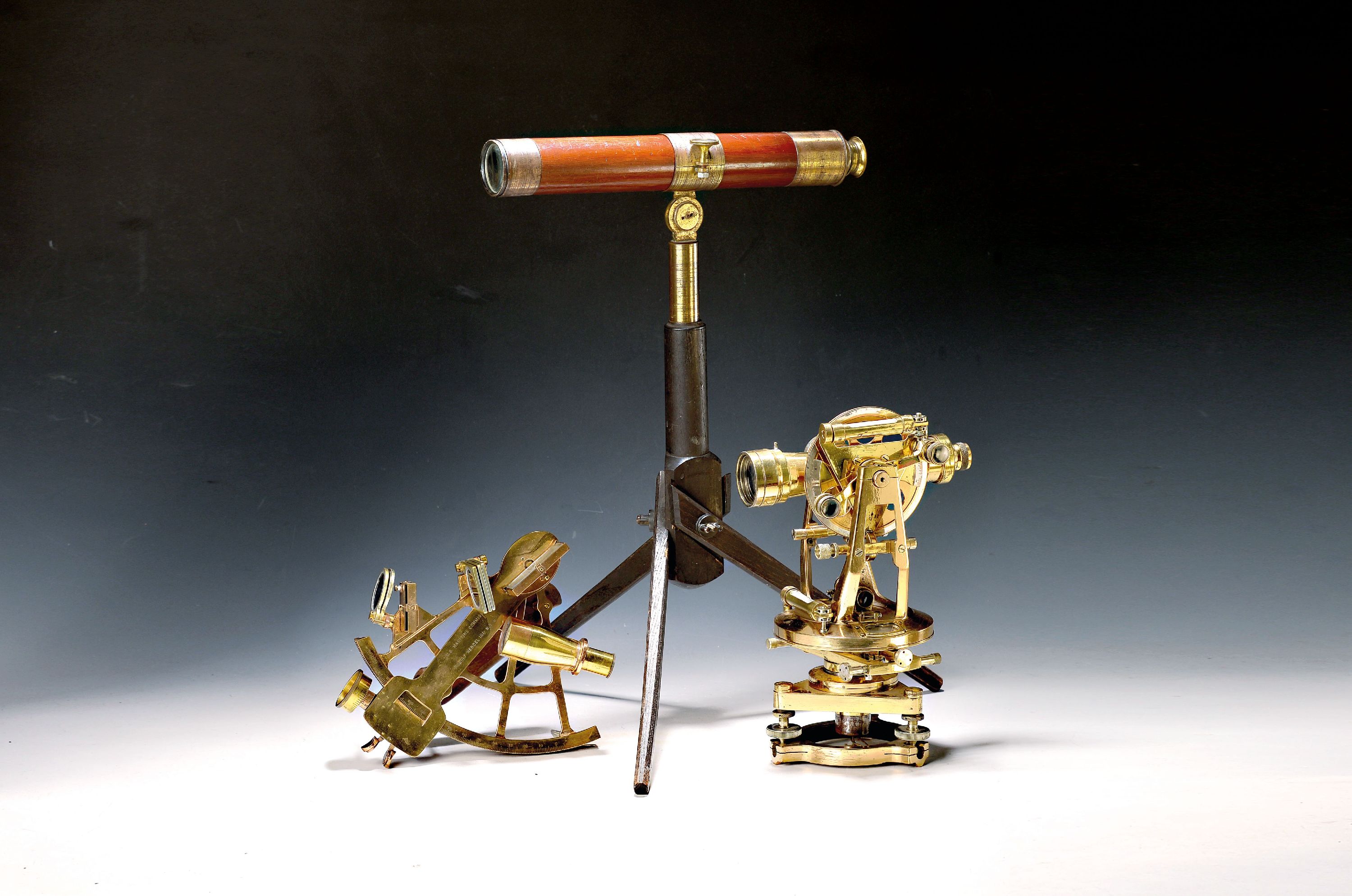 Image 27036400 - Drei nautische Messintrumente, 20. Jh., Theodolith und Fernglas, 20. Jh. und früher, ...