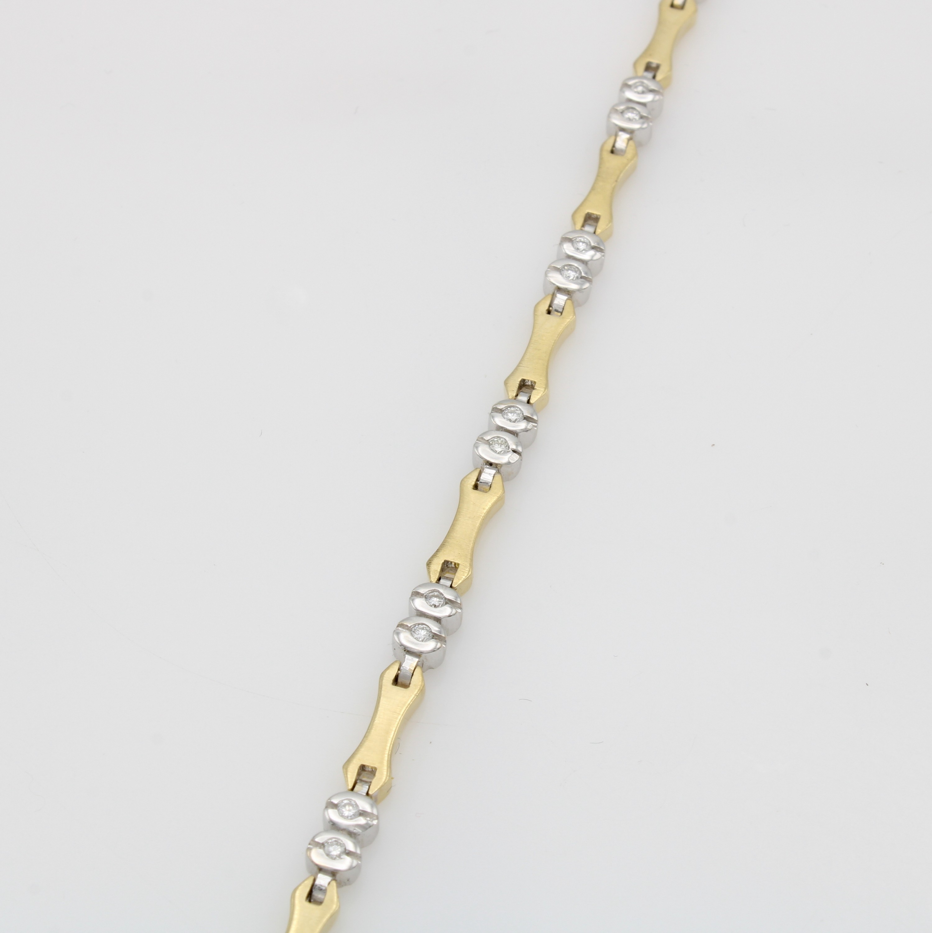 Image 27036402 - Armband mit Brillanten, GG/WG 750/000, z.T. mattiert, 18 Brill. in Zargenfassung zus. ...