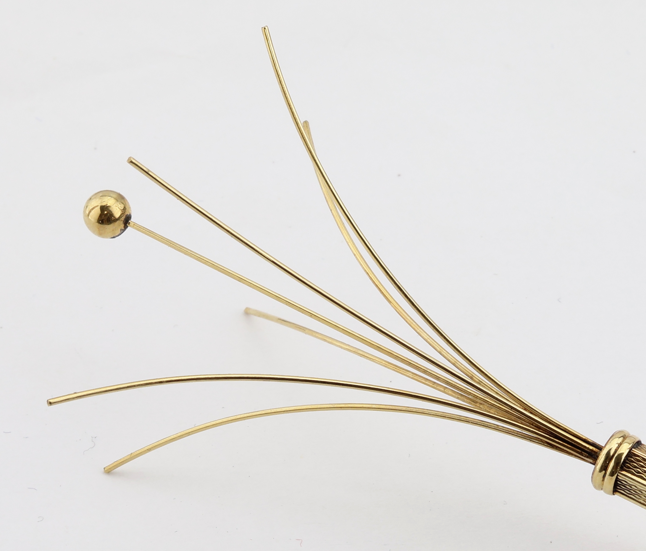 Detail c: 14 kt Gold Champagner-Quirl, 1930er Jahre, GG 585/000, hexagonale Grundform, typ. guill.,L. geschlossen ca. 8.5 cm, L.geöffnet ca. 13.5cm, mit ...