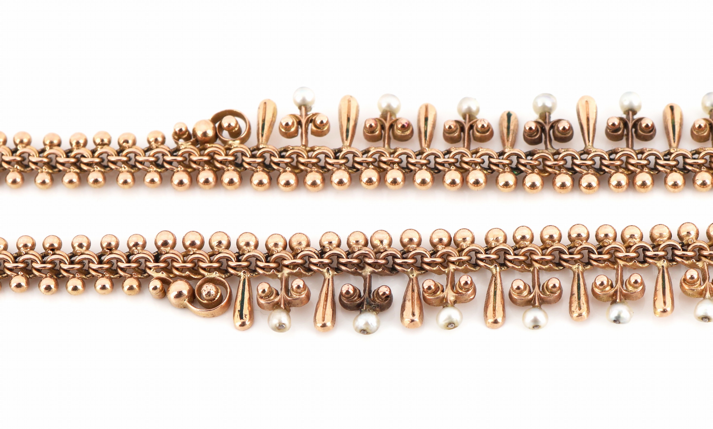 Detail c: 14 kt Gold Perl-Collier, deutsch, um 1870-80, GG 585/000, Gliederkette mit kl. Kugeln undSaatperlen, bewegl. abgehangenes Mittelteil filigran ...