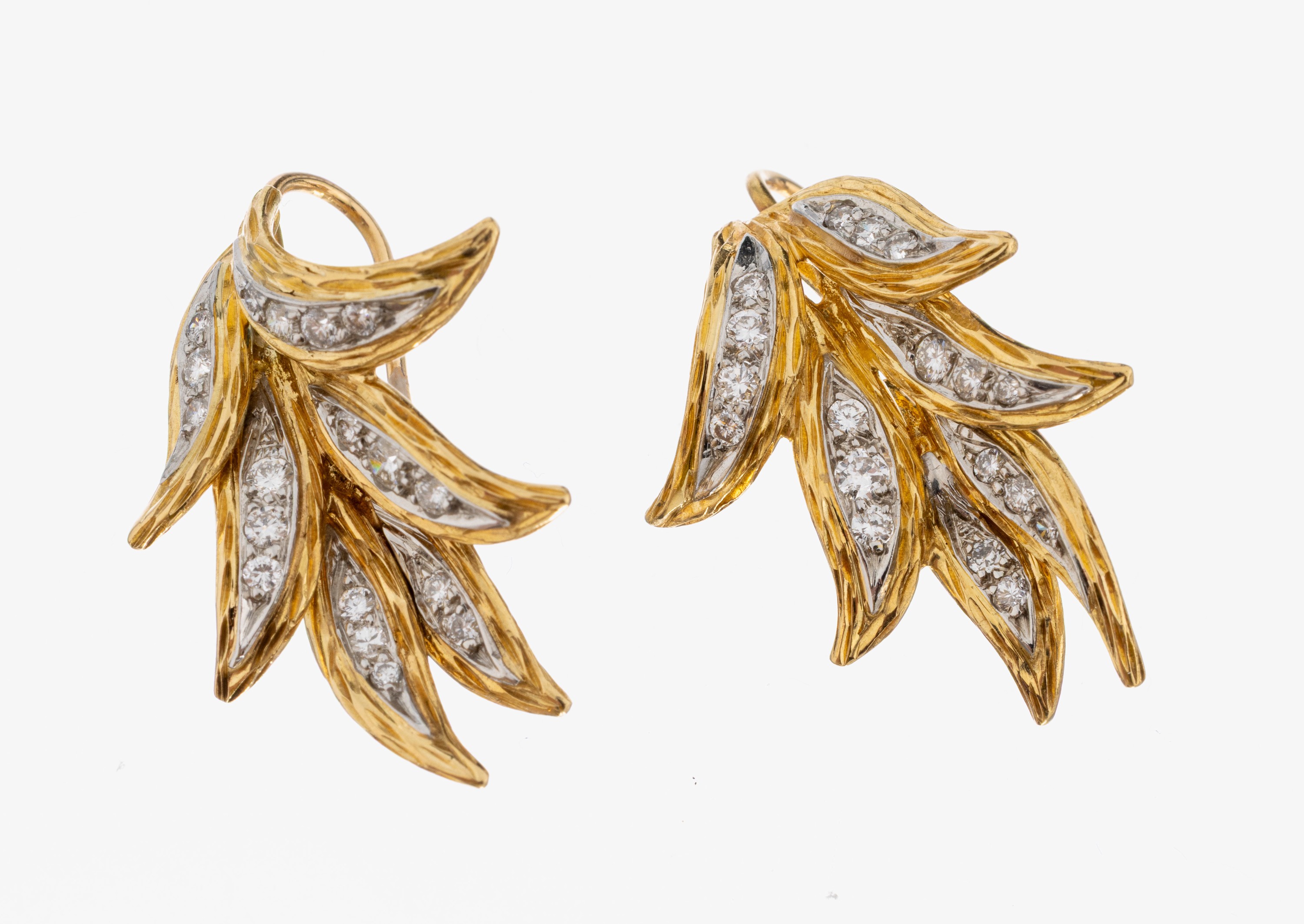 Image 27036456 - Paar 18 kt Gold Brillant-Ohrhänger, 1960er Jahre, GG/WG 750/000, abstrakt floral, ...