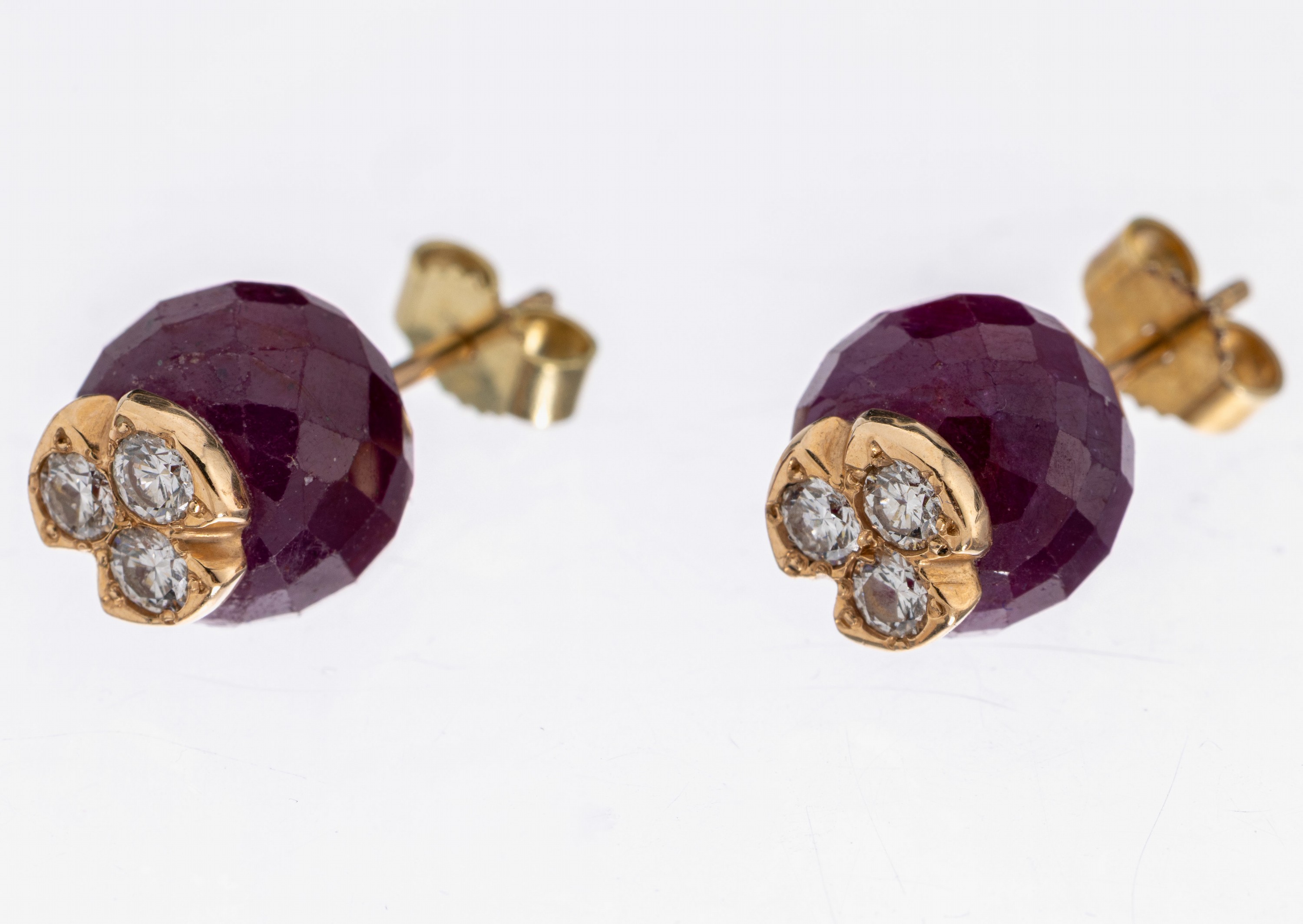 Image 27036467 - Paar 14 kt Gold Rubin-Brillant-Ohrstecker, GG 585/000, 2 facett. Rubin-Kugeln zus. ca. ...
