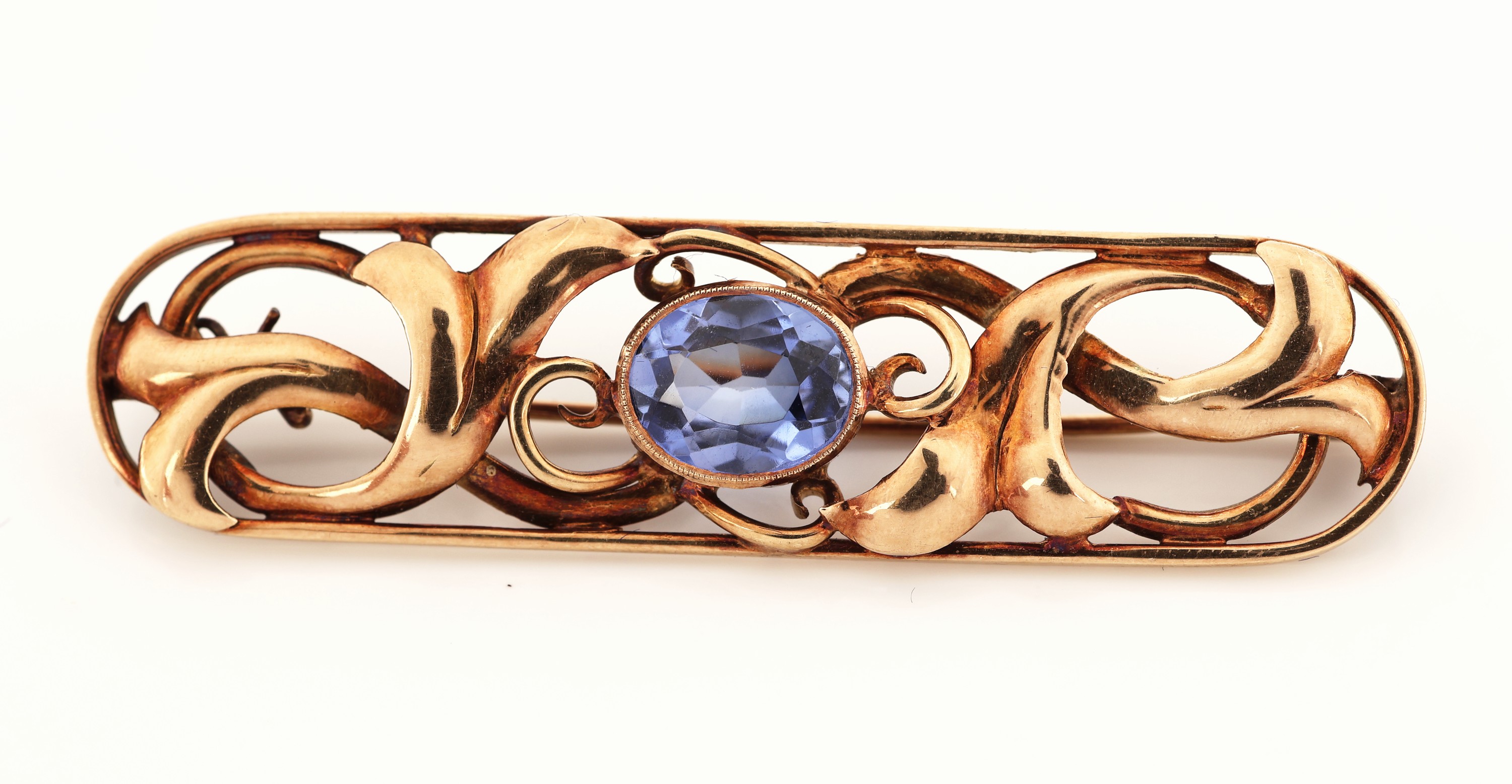 Detail a: 14 kt Gold Saphir-Brosche, um 1930, GG 585/000, ovale Grundform, abstrakt floral, durchbrochen, mittig ovalfacett. Saphir ca. 2.0 ct, L. ca. 5.2 cm, ...