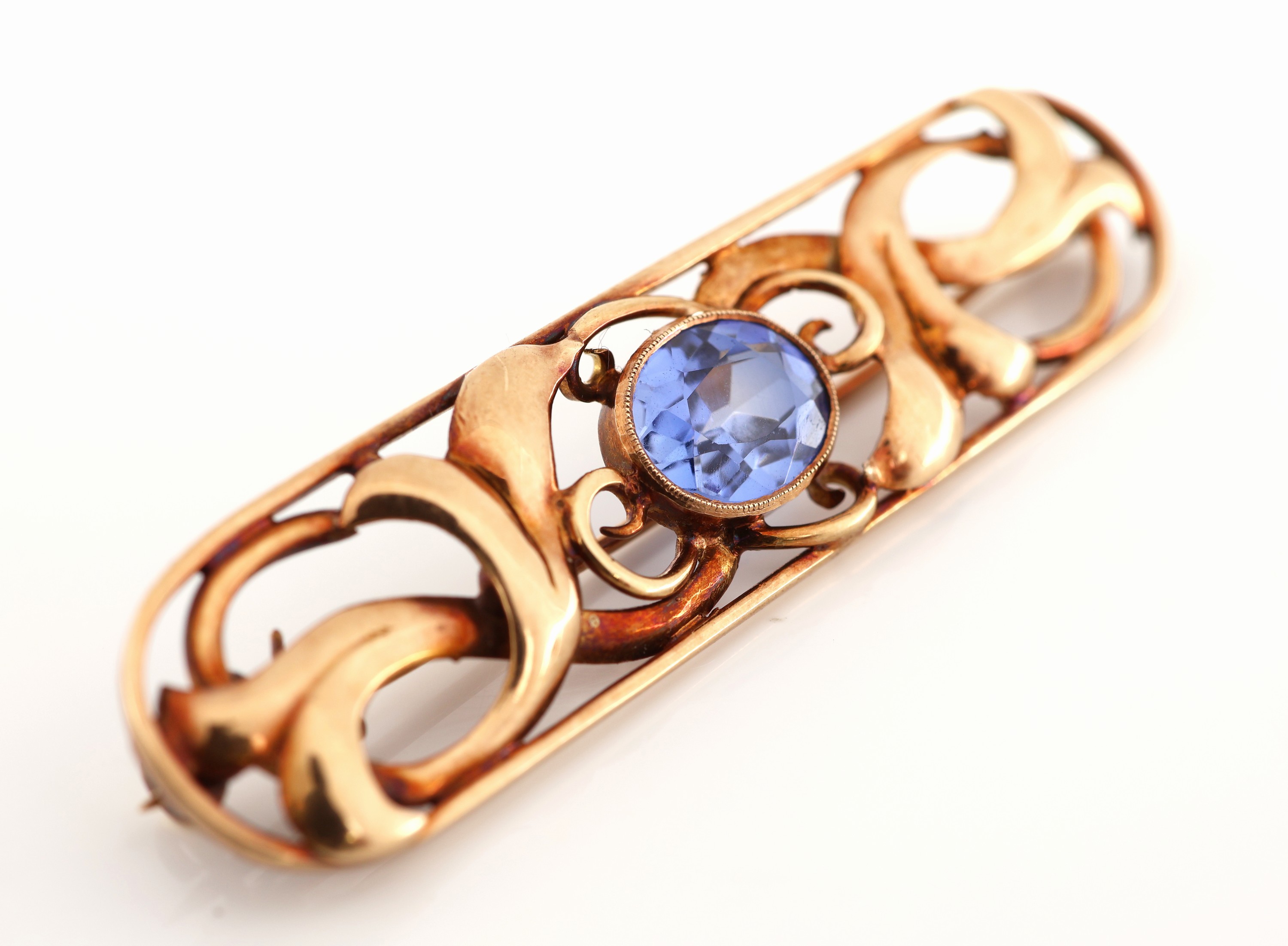 Detail b: 14 kt Gold Saphir-Brosche, um 1930, GG 585/000, ovale Grundform, abstrakt floral, durchbrochen, mittig ovalfacett. Saphir ca. 2.0 ct, L. ca. 5.2 cm, ...