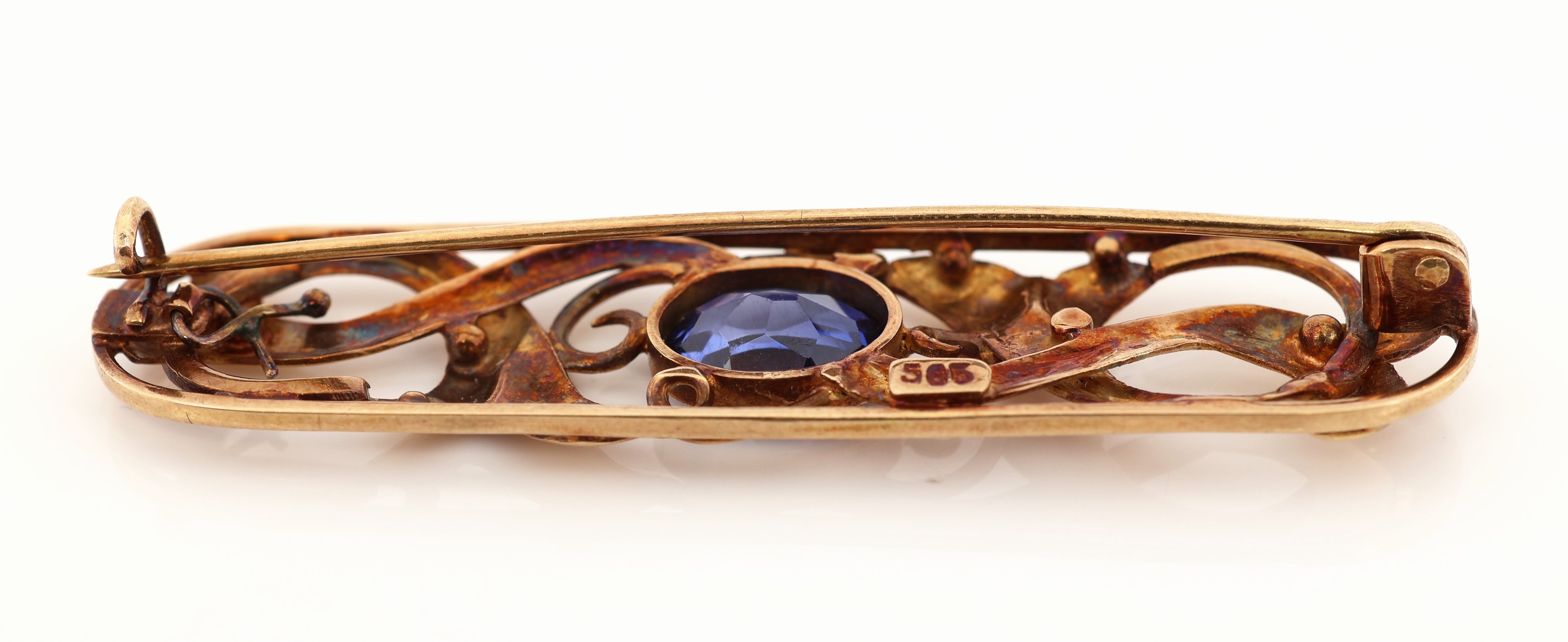 Detail d: 14 kt Gold Saphir-Brosche, um 1930, GG 585/000, ovale Grundform, abstrakt floral, durchbrochen, mittig ovalfacett. Saphir ca. 2.0 ct, L. ca. 5.2 cm, ...