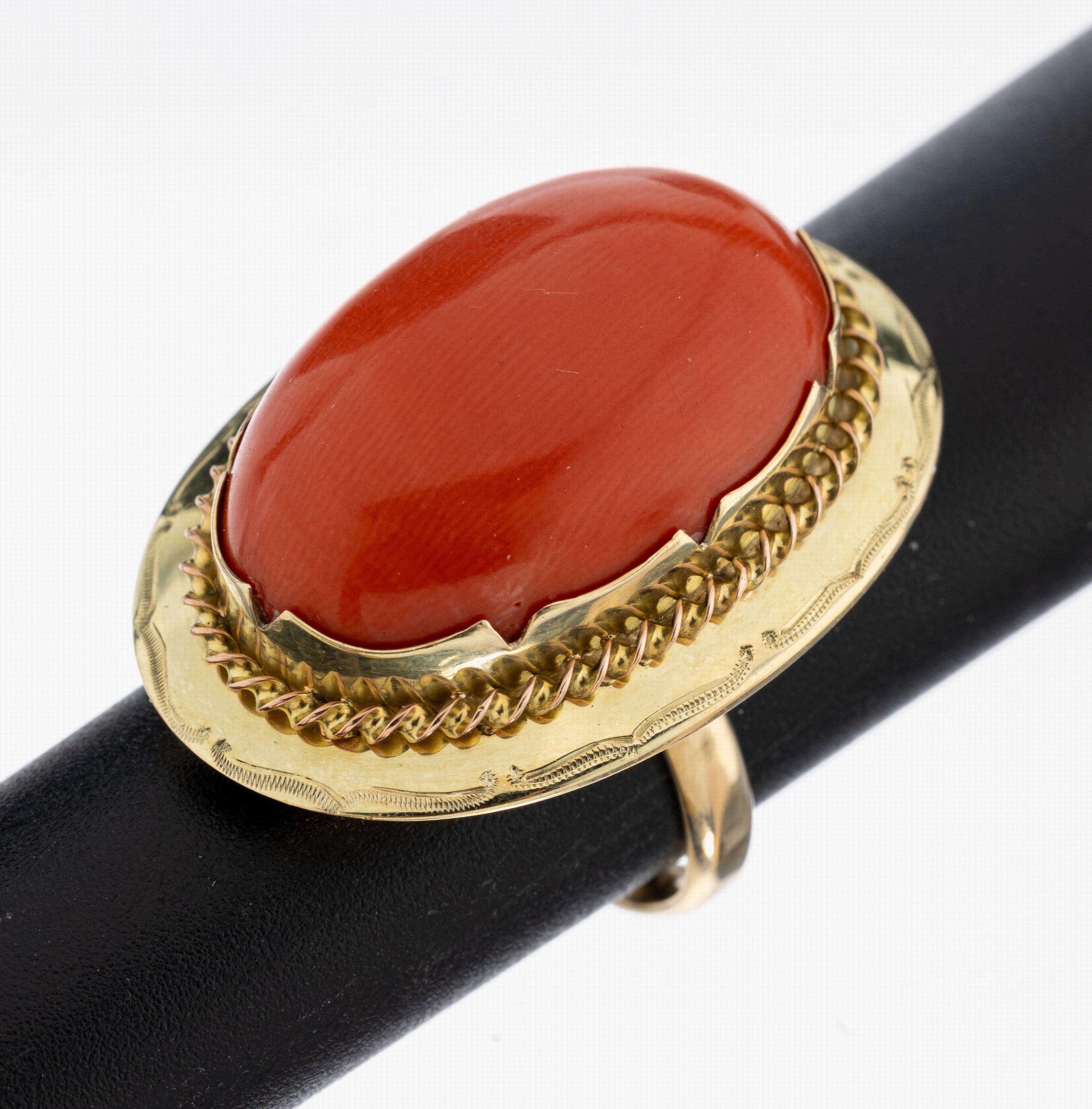 14 kt Gold Korallen-Ring, GG 585/000, gr. ovaler Korallen-Cabochon von schöner Farbe, Fassung mit Kordeldrahtverzierung, Rand fein grav., RW 49, ...