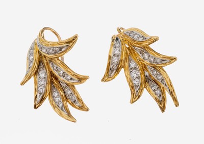 Image Paar 18 kt Gold Brillant-Ohrhänger, 1960er Jahre, GG/WG 750/000, abstrakt floral, ...