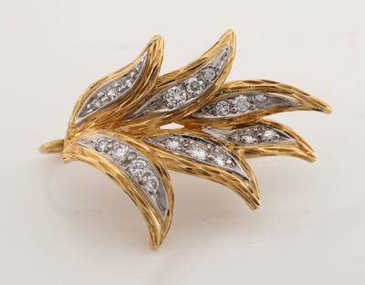 27036456a - Paar 18 kt Gold Brillant-Ohrhänger, 1960er Jahre, GG/WG 750/000, abstrakt floral, ...