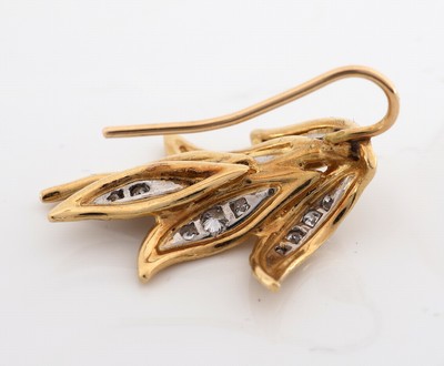 27036456b - Paar 18 kt Gold Brillant-Ohrhänger, 1960er Jahre, GG/WG 750/000, abstrakt floral, ...