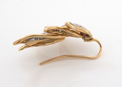 27036456c - Paar 18 kt Gold Brillant-Ohrhänger, 1960er Jahre, GG/WG 750/000, abstrakt floral, ...