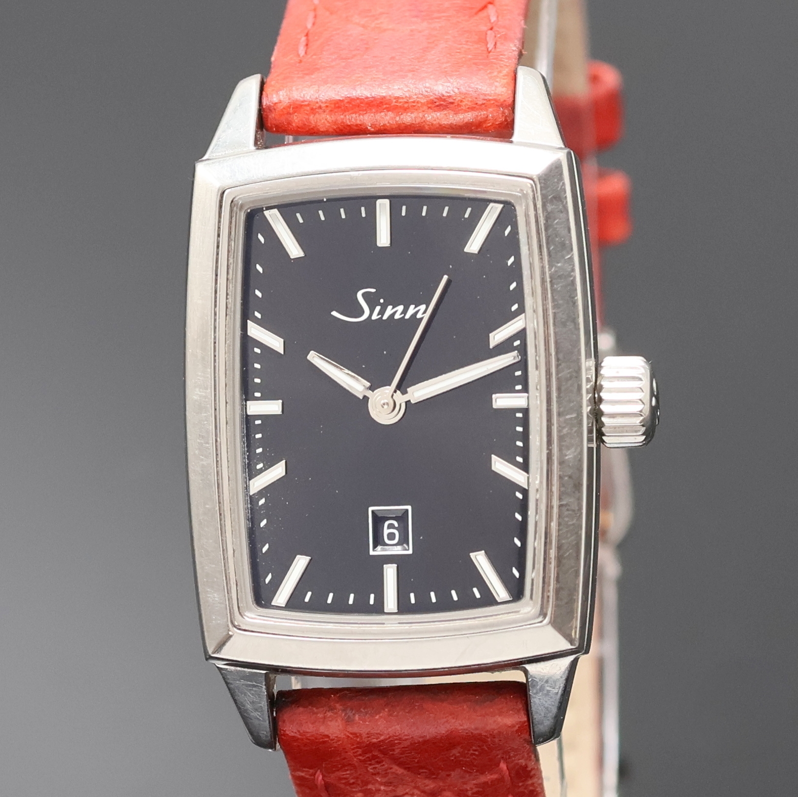 Detail a: SINN Damenarmbanduhr in Titan Referenz 243Ti, Schweiz/Deutschland um 2010, Automatik, rechteck. Geh. m. l. gewölbten Seiten, Saphirglas, Boden ...
