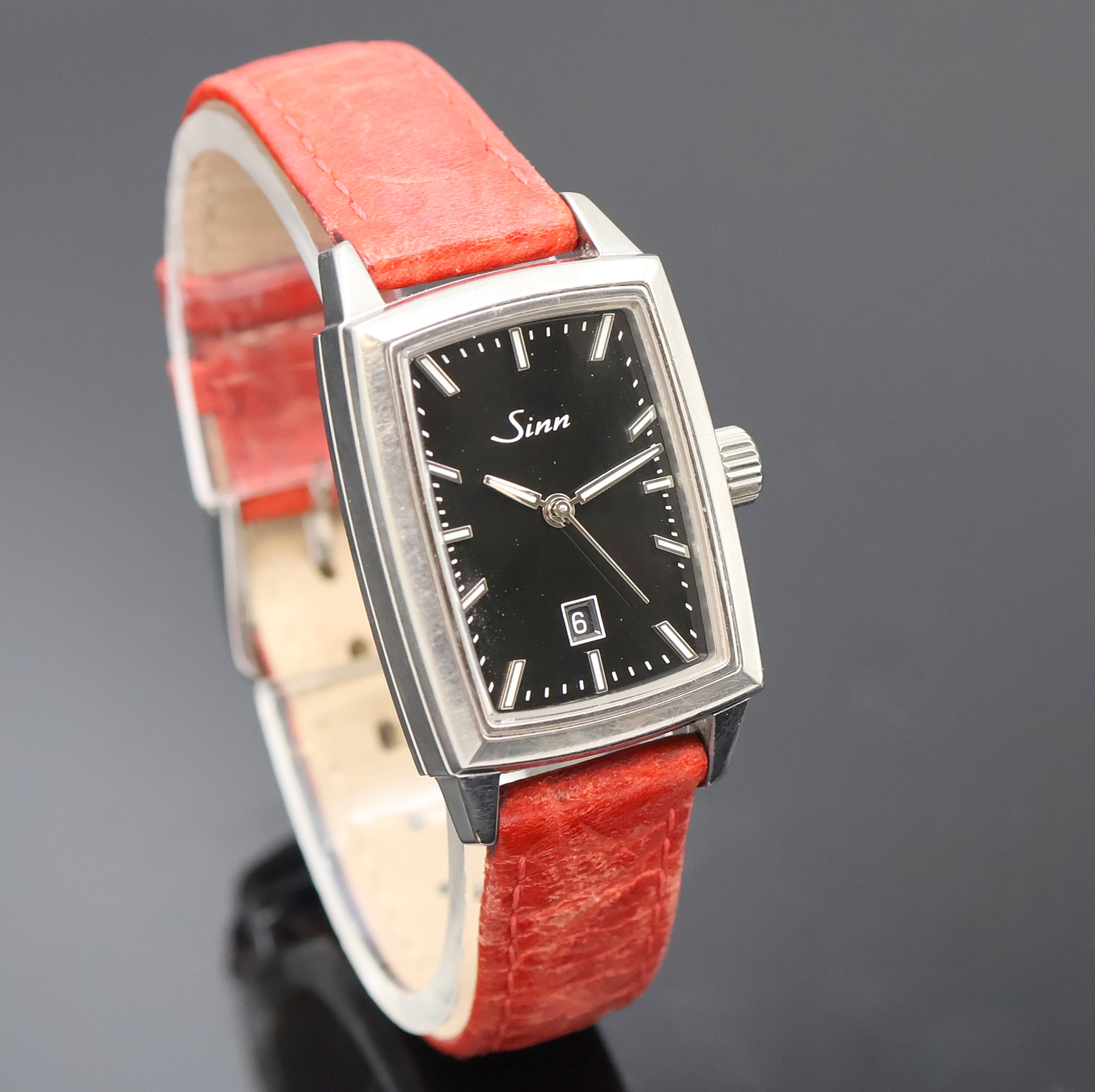 Detail b: SINN Damenarmbanduhr in Titan Referenz 243Ti, Schweiz/Deutschland um 2010, Automatik, rechteck. Geh. m. l. gewölbten Seiten, Saphirglas, Boden ...