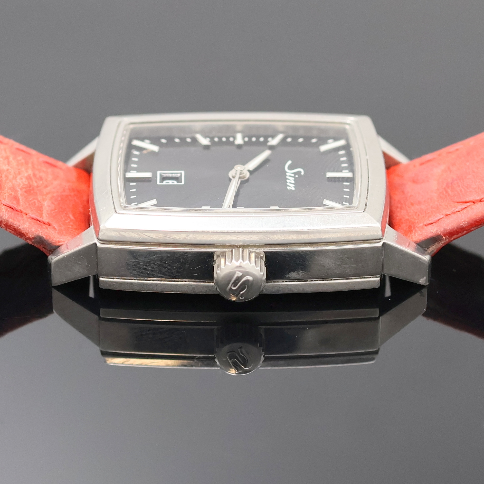 Detail d: SINN Damenarmbanduhr in Titan Referenz 243Ti, Schweiz/Deutschland um 2010, Automatik, rechteck. Geh. m. l. gewölbten Seiten, Saphirglas, Boden ...