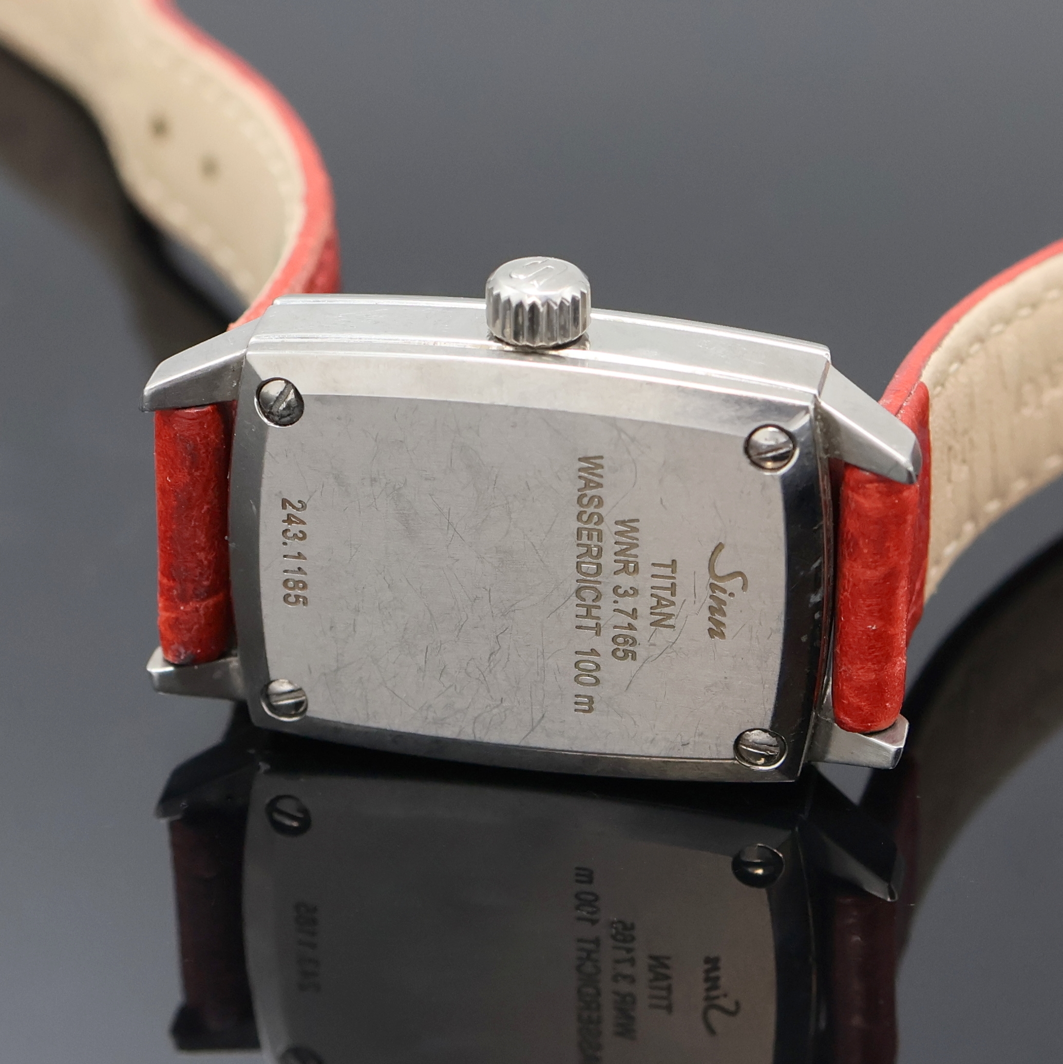Detail e: SINN Damenarmbanduhr in Titan Referenz 243Ti, Schweiz/Deutschland um 2010, Automatik, rechteck. Geh. m. l. gewölbten Seiten, Saphirglas, Boden ...