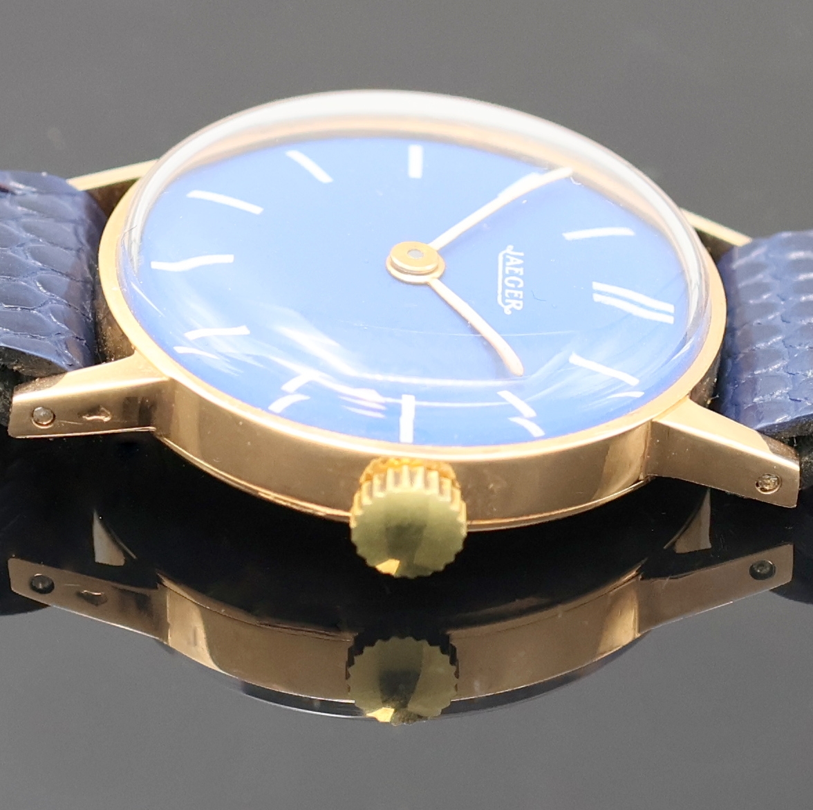 Detail b: JAEGER Damenarmbanduhr in RG 750/000, Frankreich/Schweiz um 1970, Handaufzug, 2-tlg. französisches Geh., Boden aufgedr., blaues Zifferbl., weiße ...