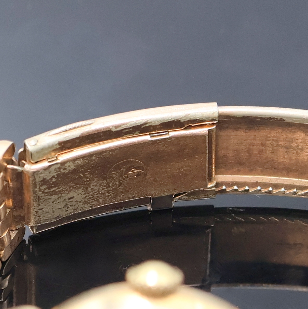 Detail c: HANHART rot-vergoldete Herrenarmbanduhr, Deutschland um 1940, Handaufzug, 2-tlg. Geh., Stahlboden aufgedr., zeitident. rotverg. Gliederband, silb. ...