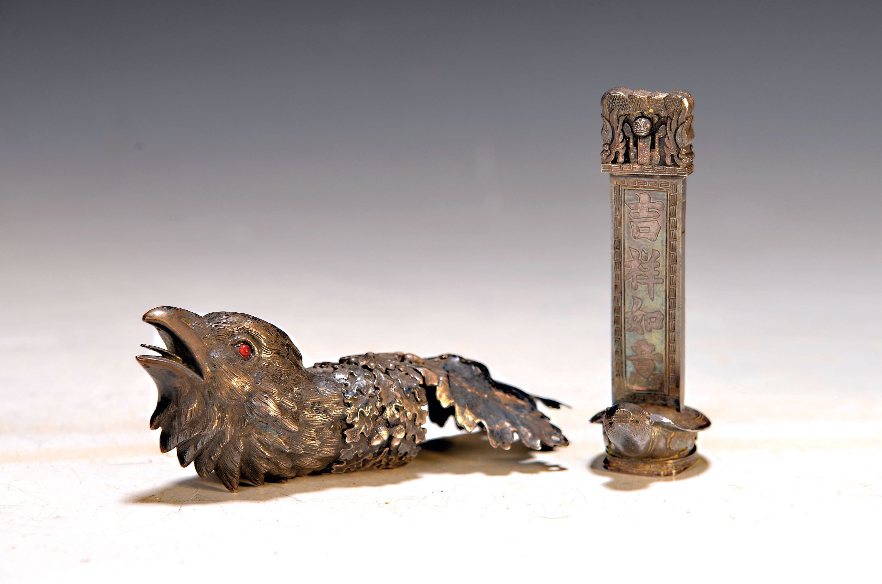 Image 27036528 - Petschaft, China, um 1900, Silber geprüft, Petschaft in Form einer Schildkröte, eine ...