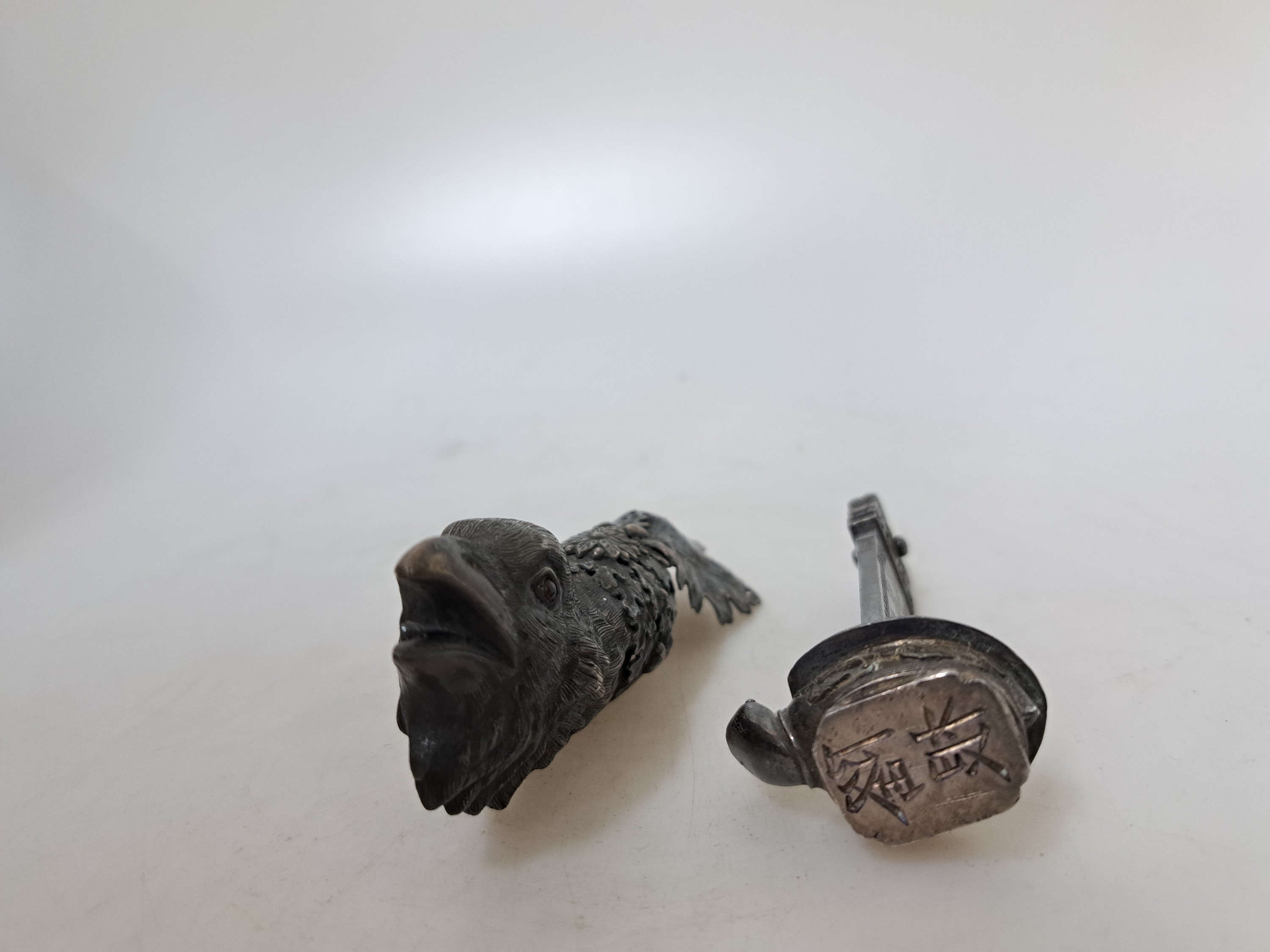 Detail a: Petschaft, China, um 1900, Silber geprüft, Petschaft in Form einer Schildkröte, eine Stehle mit Schriftzeichen tragend, Unterseite mit chin. ...