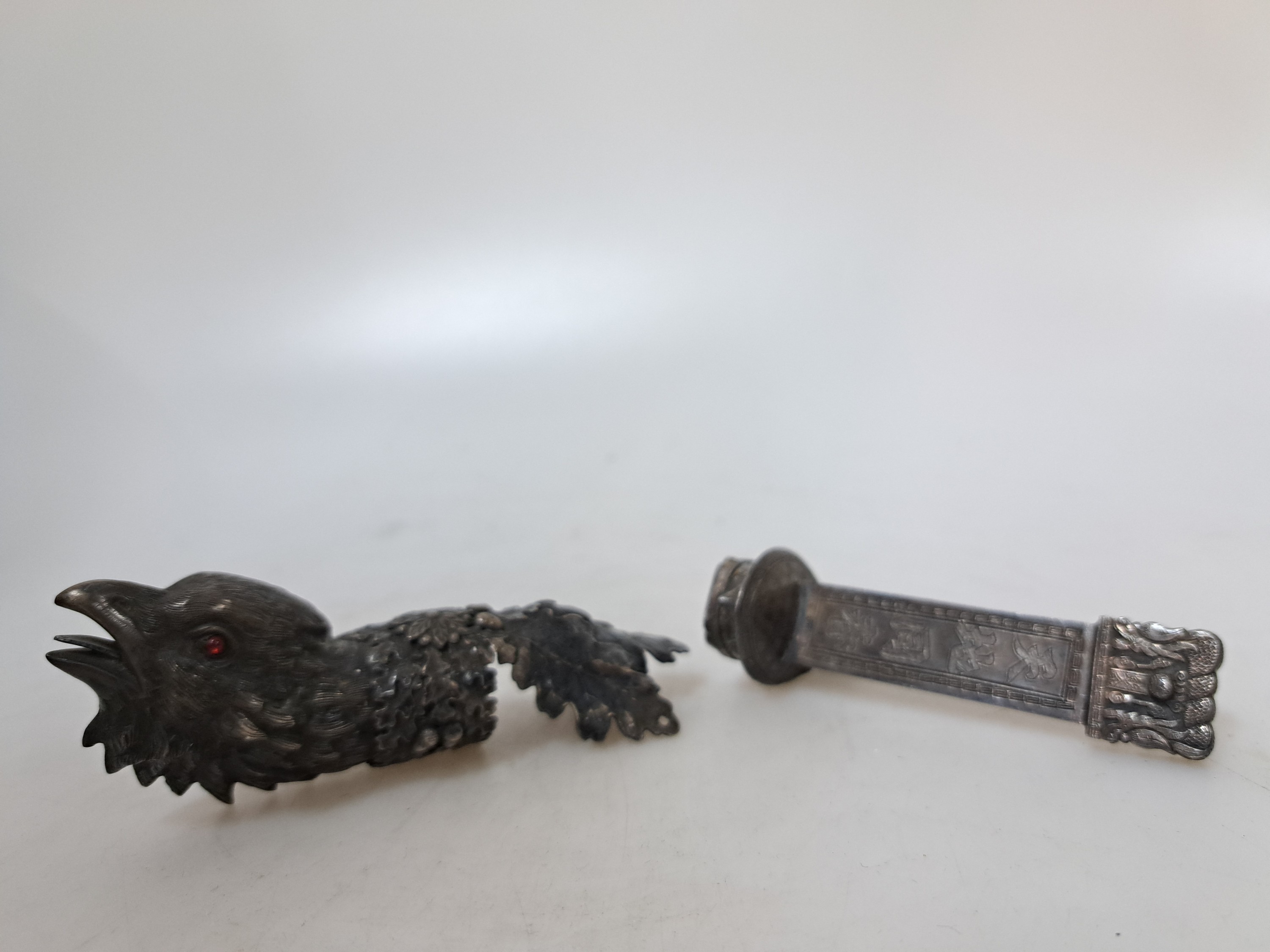 Detail b: Petschaft, China, um 1900, Silber geprüft, Petschaft in Form einer Schildkröte, eine Stehle mit Schriftzeichen tragend, Unterseite mit chin. ...
